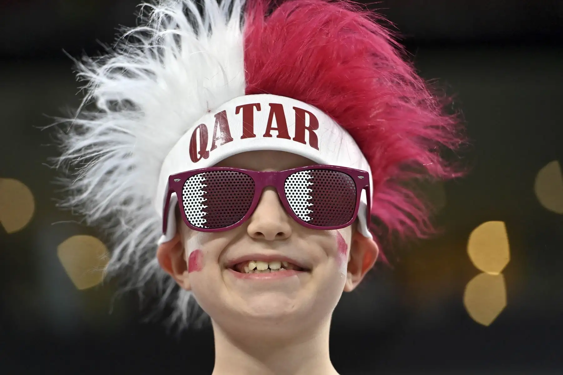 Partidario de Catar antes del partido inaugural del grupo A de la Copa Mundial de la FIFA 2022 entre Qatar y Ecuador en el estadio Al Bayt de Al Khor, Qatar.

Foto: EFE