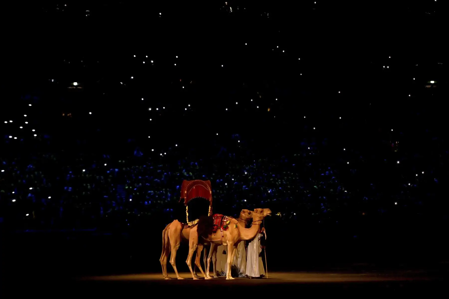 Una escena de la ceremonia de apertura antes del partido inaugural del grupo A de la Copa Mundial de la FIFA 2022 entre Catar y Ecuador en el estadio Al Bayt en Al Khor, Catar

Foto:EFE