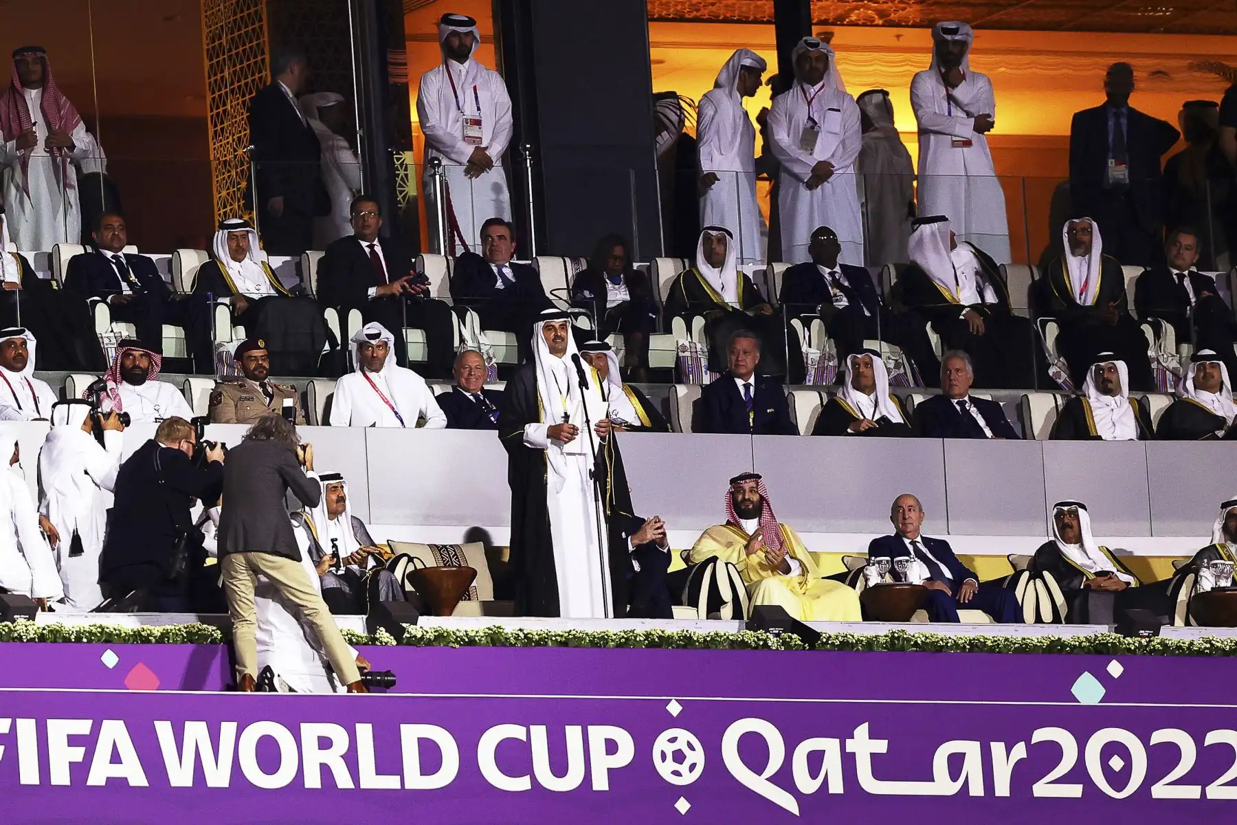 El Jeque Tamim bin Hamad Al Thani (C), el Emir de Qatar, habla durante la Ceremonia de Apertura antes del partido inaugural del grupo A de la Copa Mundial de la FIFA 2022 entre Catar y Ecuador en el Estadio Al Bayt en Al Khor, Catar

Foto: EFE