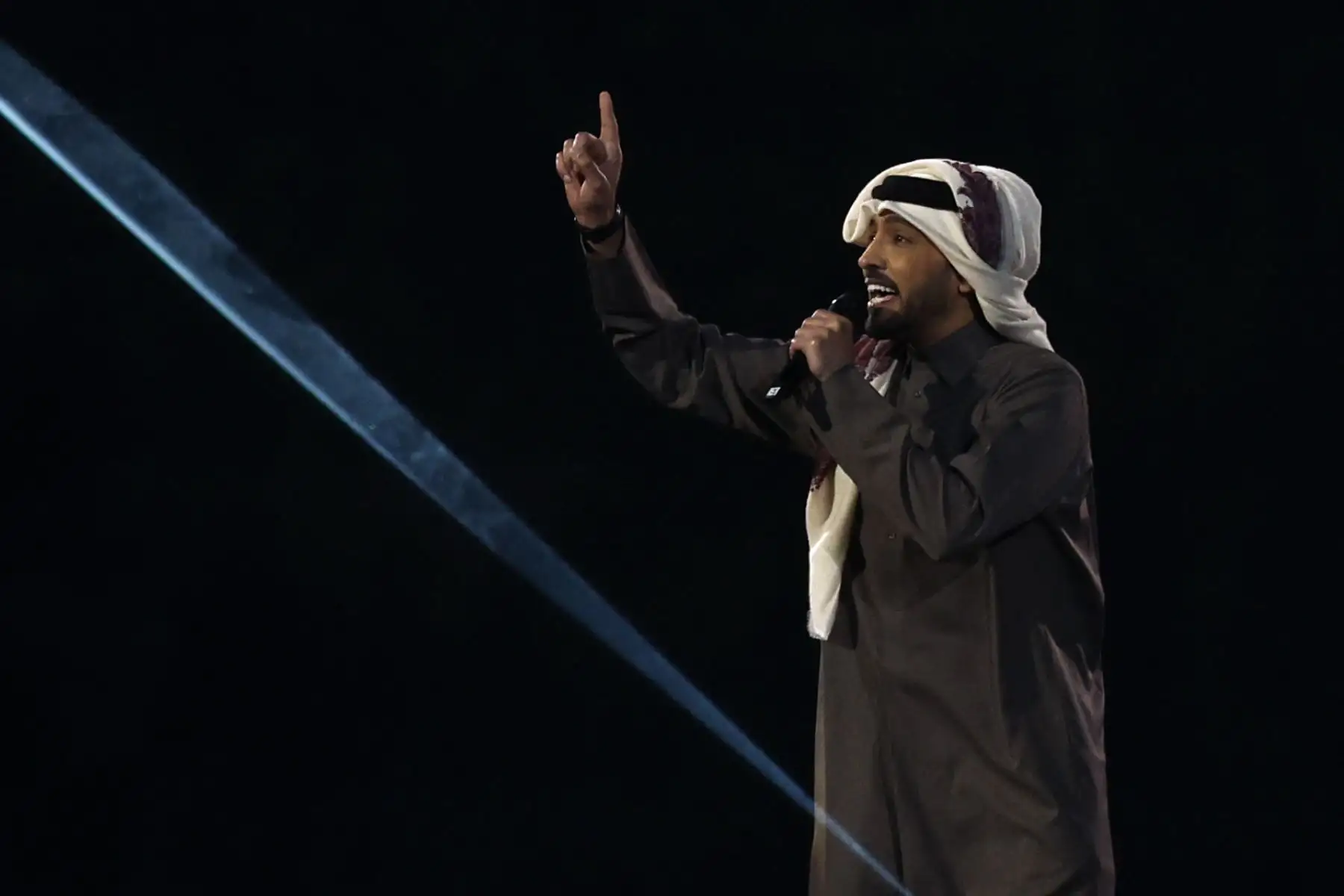 El catarí Fahad Al Kubaisi presenta la canción Dreamers en la inauguración del Mundial de Fútbol Qatar 2022 hoy, en el estadio Al Bait en Al Khor (Catar)

Foto:EFE