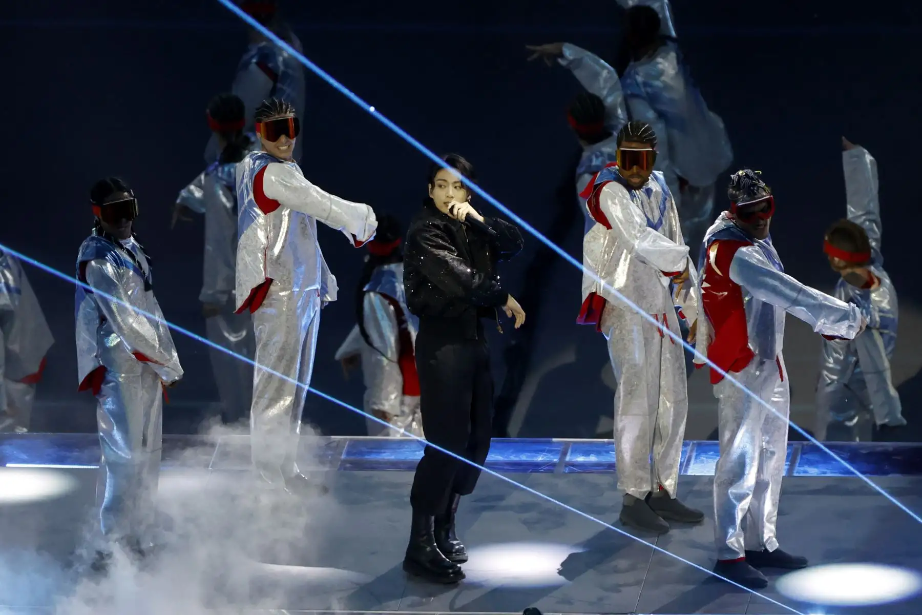 El surcoreano Jung Kook (c) presenta la canción Dreamers en la inauguración del Mundial de Fútbol Qatar 2022 hoy, en el estadio Al Bait en Al Khor (Catar). 

Foto:EFE