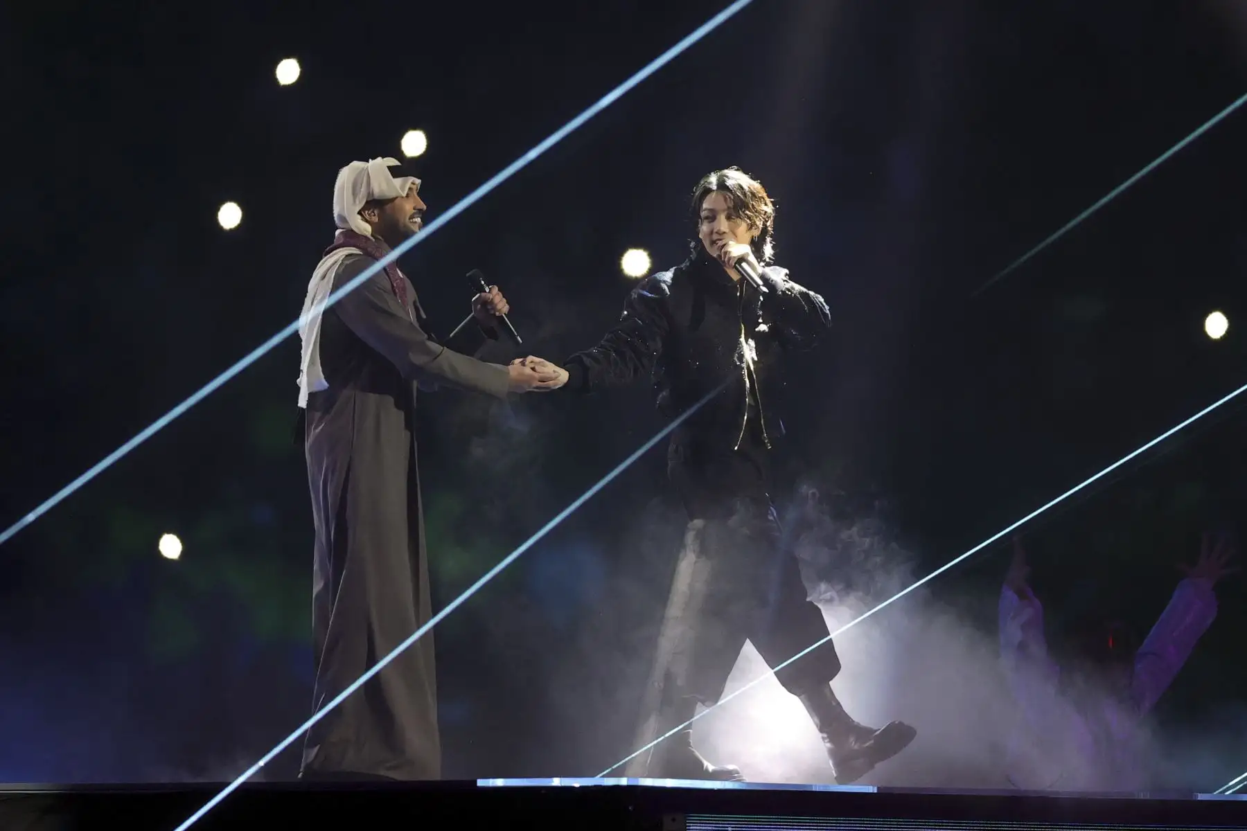 El cantante surcoreano Jung Kook (R) y el cantante qatarí Fahad Al-Kubaisi interpretan Dreamers durante la ceremonia de apertura antes del partido inaugural del grupo A de la Copa Mundial de la FIFA 2022 entre Qatar y Ecuador

Foto:EFE
