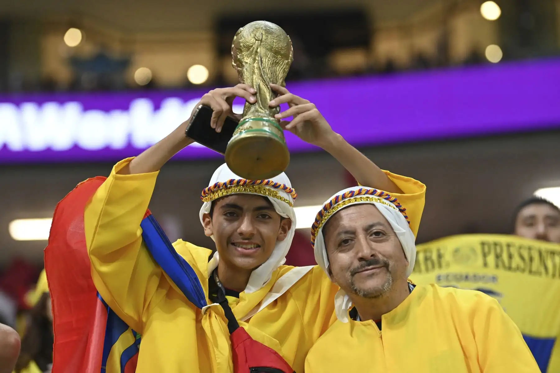 Un seguidor de Ecuador sostiene un trofeo simulado antes del partido de fútbol del Grupo A de la Copa Mundial de Qatar 2022 entre Qatar y Ecuador en el Estadio Al-Bayt en Al Khor, al norte de Doha

Foto: AFP