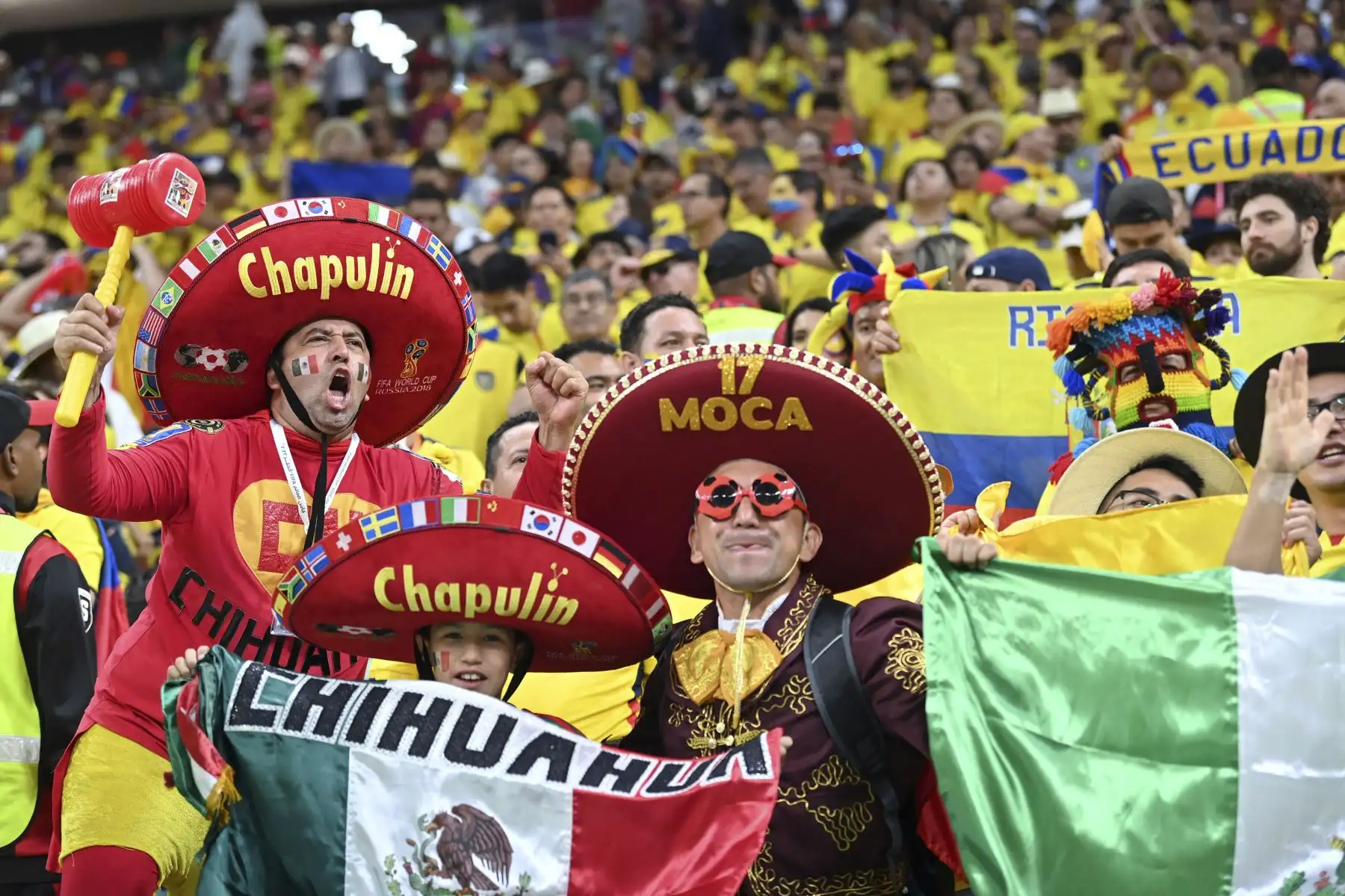 Los seguidores mexicanos animan antes del partido de fútbol del Grupo A de la Copa Mundial Qatar 2022 entre Qatar y Ecuador en el estadio Al-Bayt en Al Khor, al norte de Doha

Foto: AFP