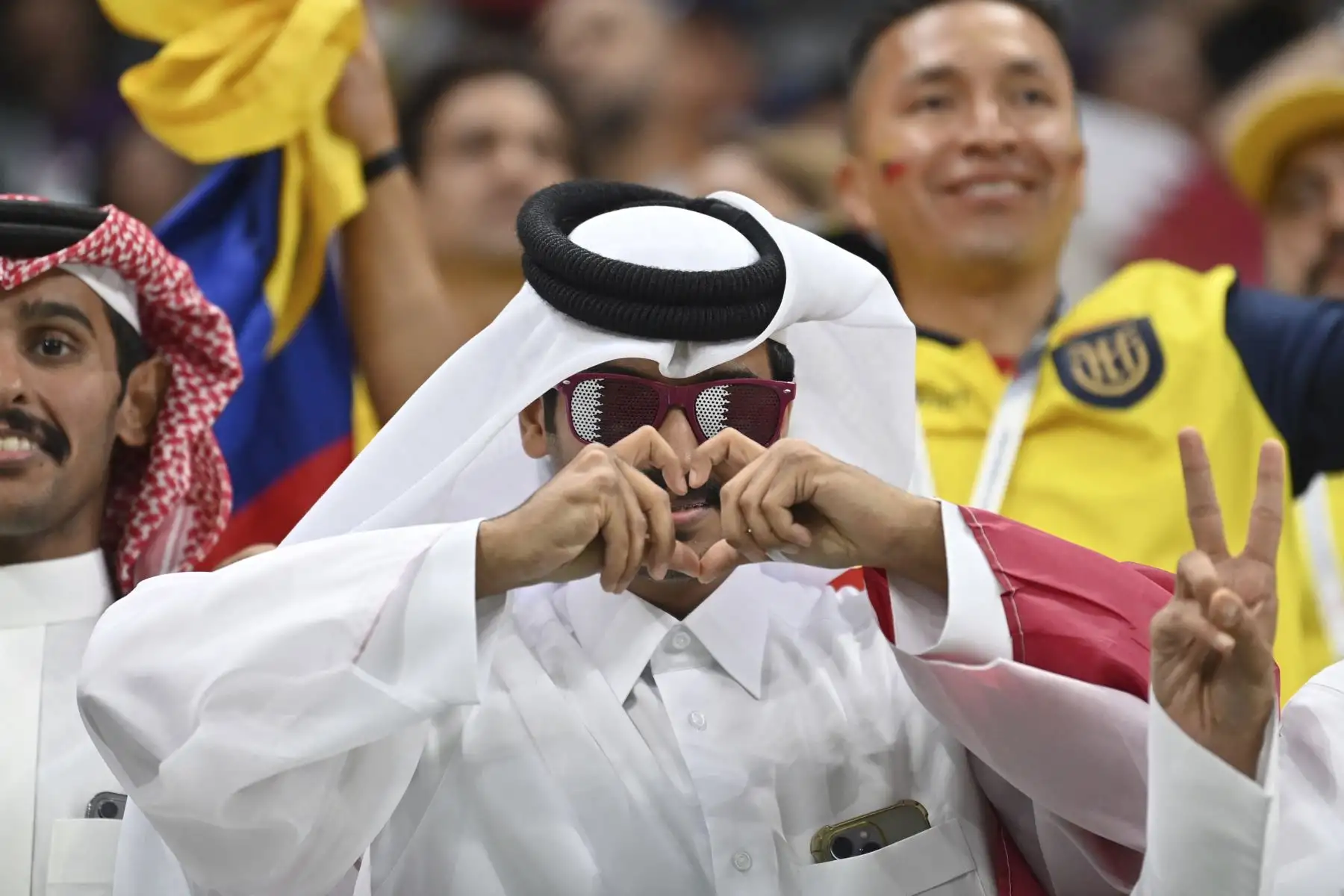 Un seguidor de Qatar aplaude antes del partido de fútbol del Grupo A de la Copa Mundial Qatar 2022 entre Qatar y Ecuador en el estadio Al-Bayt en Al Khor, al norte de Doha

Foto: AFP