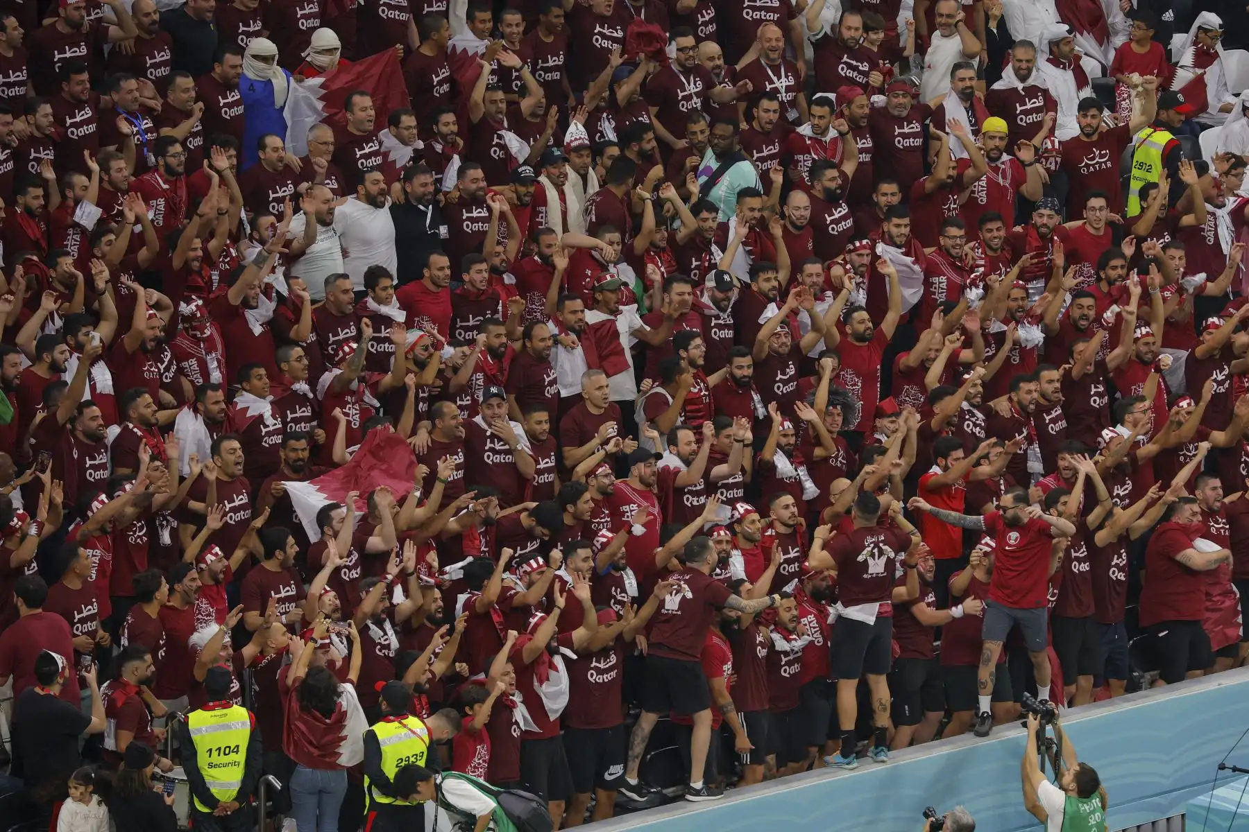 Los seguidores de Qatar animan antes del partido de fútbol del Grupo A de la Copa Mundial Qatar 2022 entre Qatar y Ecuador en el Estadio Al-Bayt en Al Khor, al norte de Doha
Foto:AFP