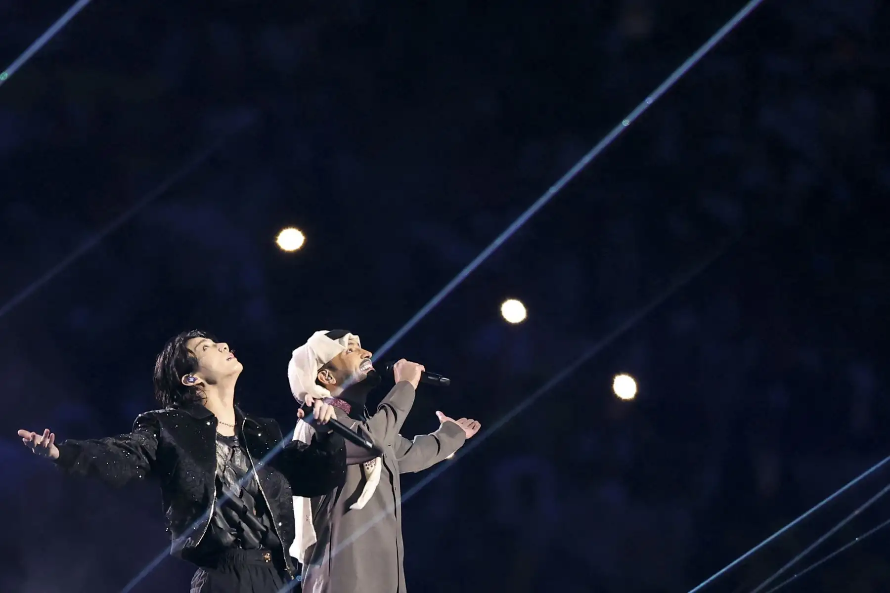 El cantante surcoreano Jung Kook (L) se presenta durante la ceremonia de apertura antes del partido de fútbol del Grupo A de la Copa Mundial Qatar 2022 entre Qatar y Ecuador en el Estadio Al-Bayt en Al Khor, al norte de Doha

Foto: AFP