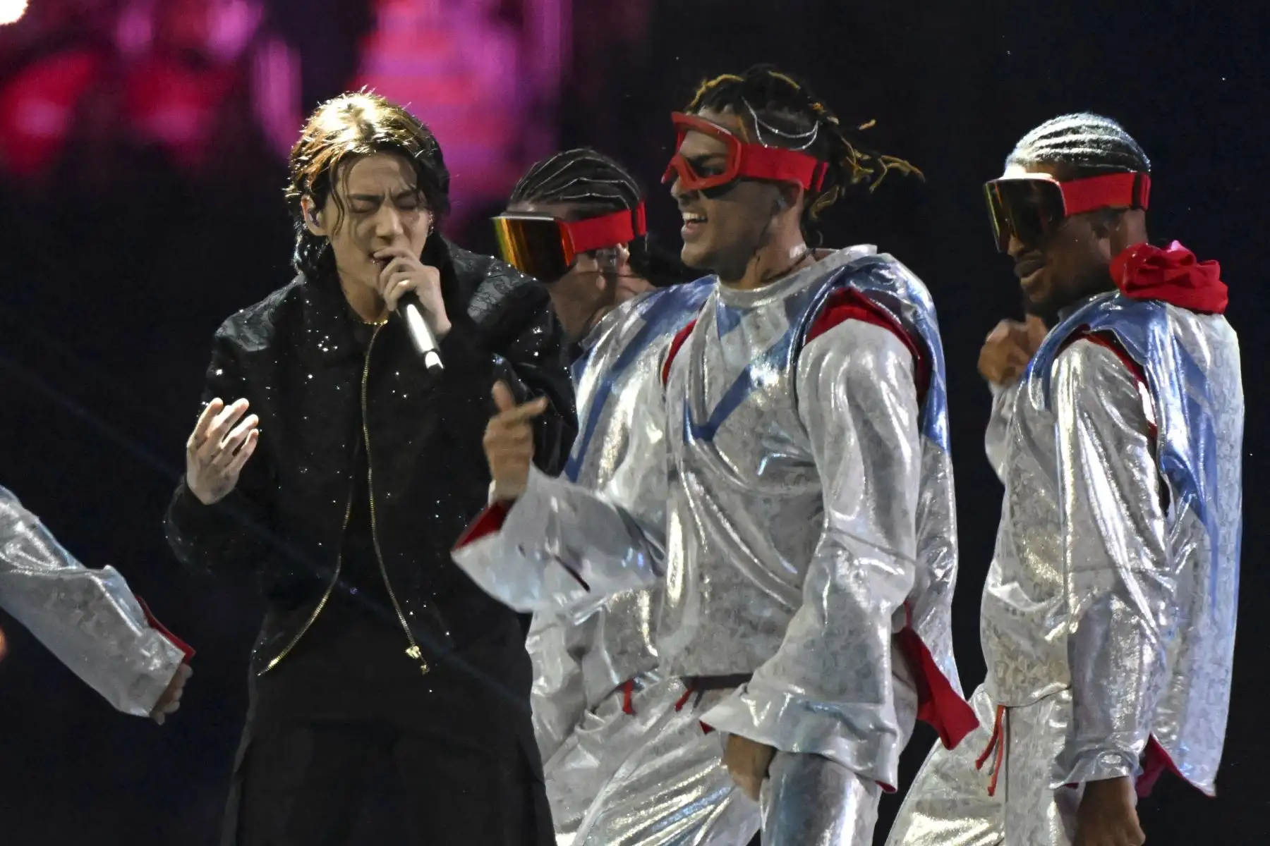 El cantante surcoreano Jung Kook se presenta durante la ceremonia de apertura antes del partido de fútbol del Grupo A de la Copa Mundial Qatar 2022 entre Qatar y Ecuador en el estadio Al-Bayt en Al Khor, al norte de Doha

Foto: AFP