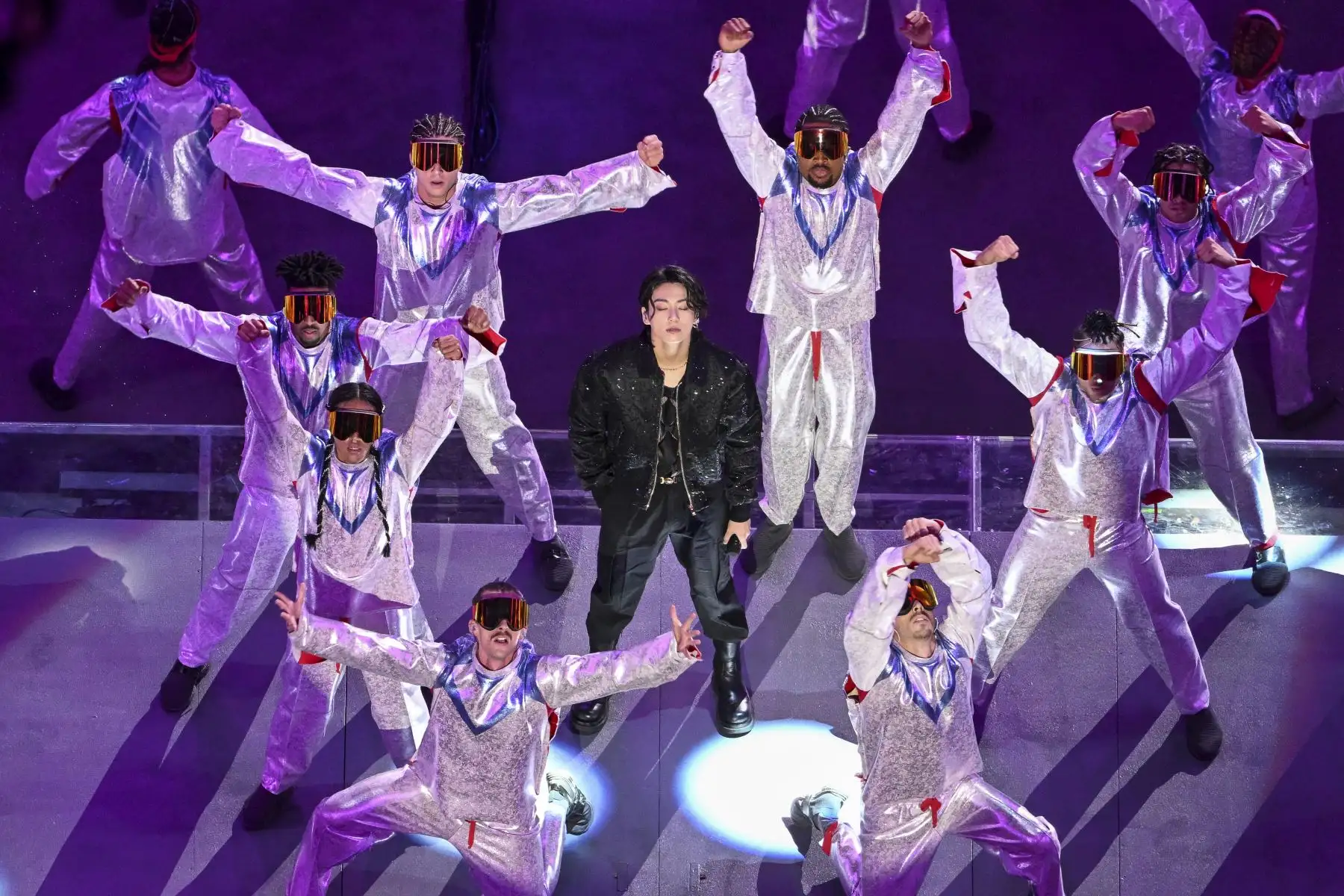 El cantante surcoreano Jung Kook se presenta durante la ceremonia de apertura antes del partido de fútbol del Grupo A de la Copa Mundial Qatar 2022 entre Qatar y Ecuador en el estadio Al-Bayt en Al Khor, al norte de Doha

Foto: AFP