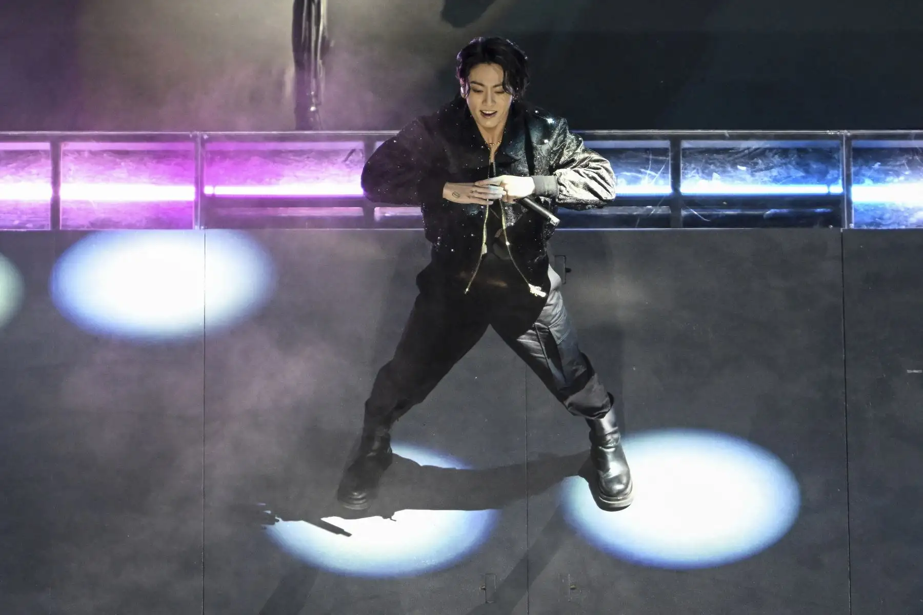 El cantante surcoreano Jung Kook se presenta durante la ceremonia de apertura antes del partido de fútbol del Grupo A de la Copa Mundial Qatar 2022 entre Qatar y Ecuador en el estadio Al-Bayt en Al Khor, al norte de Doha

Foto: AFP