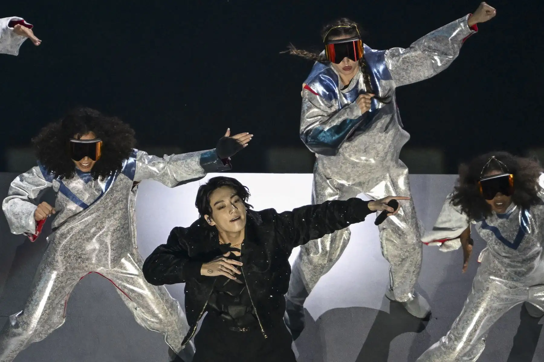 El cantante surcoreano Jung Kook se presenta durante la ceremonia de apertura antes del partido de fútbol del Grupo A de la Copa Mundial Qatar 2022 entre Qatar y Ecuador en el estadio Al-Bayt en Al Khor, al norte de Doha

Foto: AFP