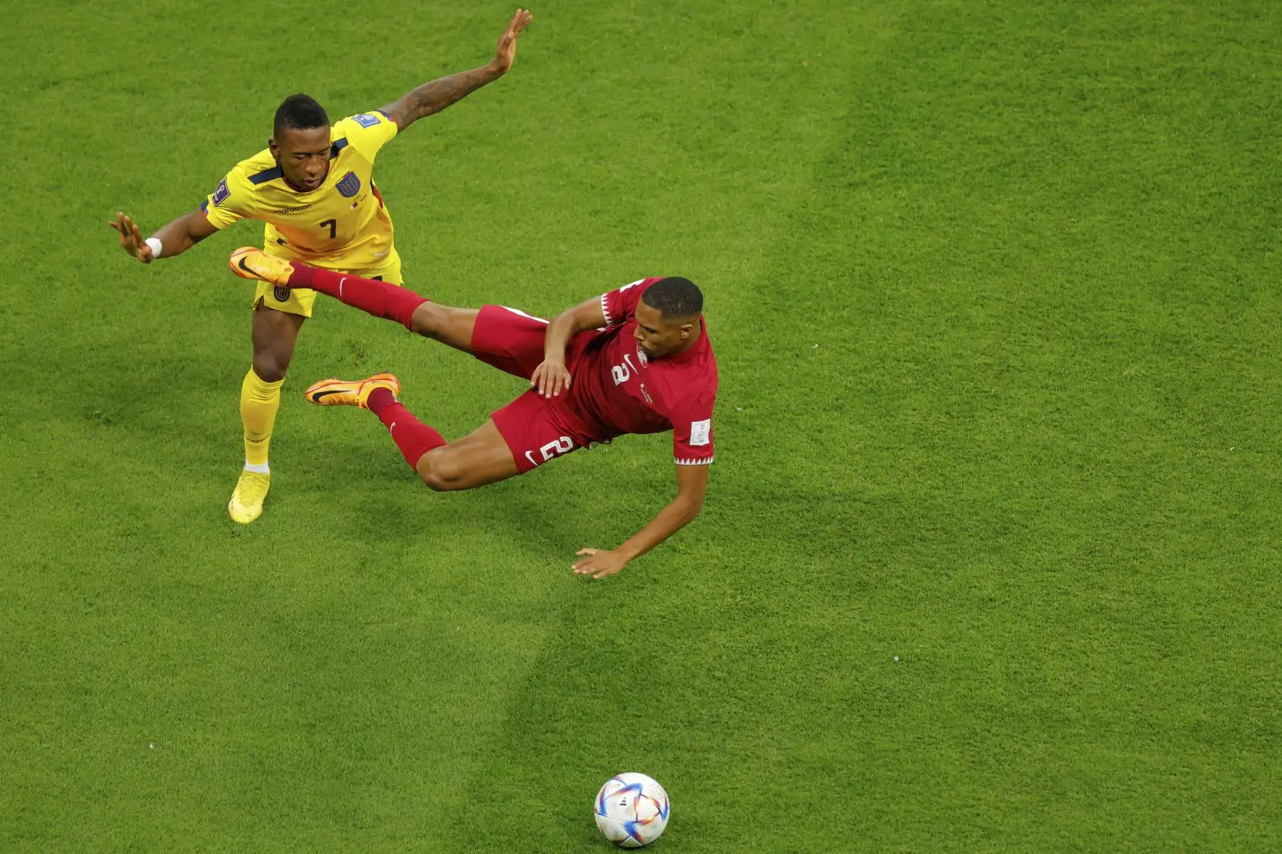 El defensor de Ecuador Pervis Estupinan (L) y el defensor de Qatar Pedro Miguel Correia (D) luchan por el balón durante el partido de fútbol del Grupo A de la Copa Mundial de Catar 2022 entre Qatar y Ecuador en el Estadio Al-Bayt en Al Khor, al norte de Doha

Foto:AFP