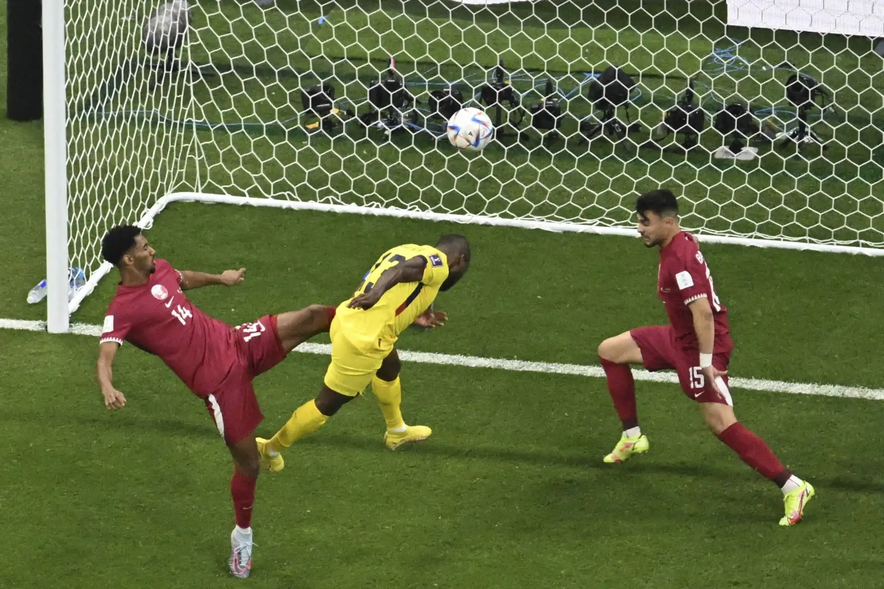 El delantero ecuatoriano #13 Enner Valencia dirige el balón para anotar durante el partido de fútbol del Grupo A de la Copa Mundial Qatar 2022 entre Qatar y Ecuador en el estadio Al-Bayt en Al Khor, al norte de Doha

Foto:AFP