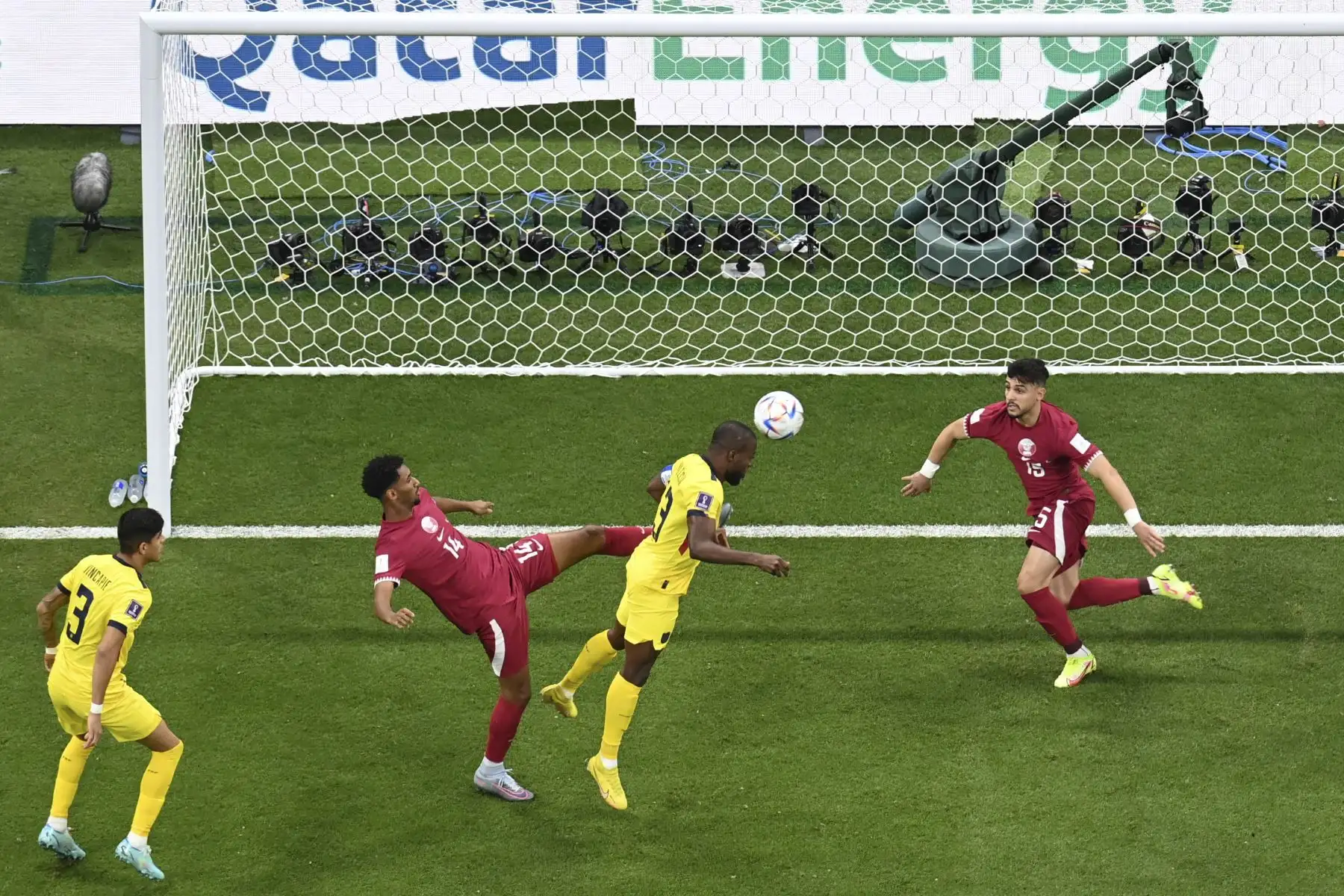 El delantero ecuatoriano #13 Enner Valencia dirige el balón para anotar durante el partido de fútbol del Grupo A de la Copa Mundial Catar 2022 entre Catar y Ecuador en el estadio Al-Bayt en Al Khor, al norte de Doha

Foto:AFP