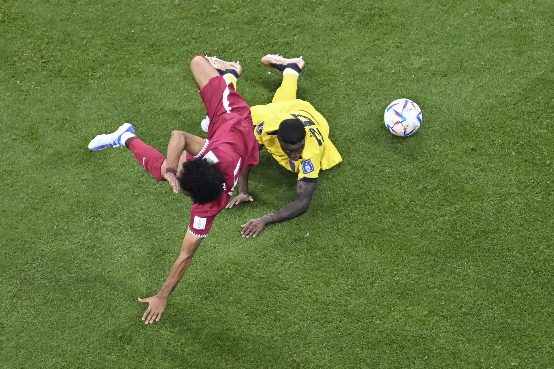 El delantero de Qatar Akram Afif (L) lucha por el balón con el mediocampista ecuatoriano Sebastián Méndez durante el partido de fútbol del Grupo A de la Copa Mundial de Catar 2022 entre Qatar y Ecuador en el Estadio Al-Bayt en Al Khor, al norte de Doha

Foto:AFP