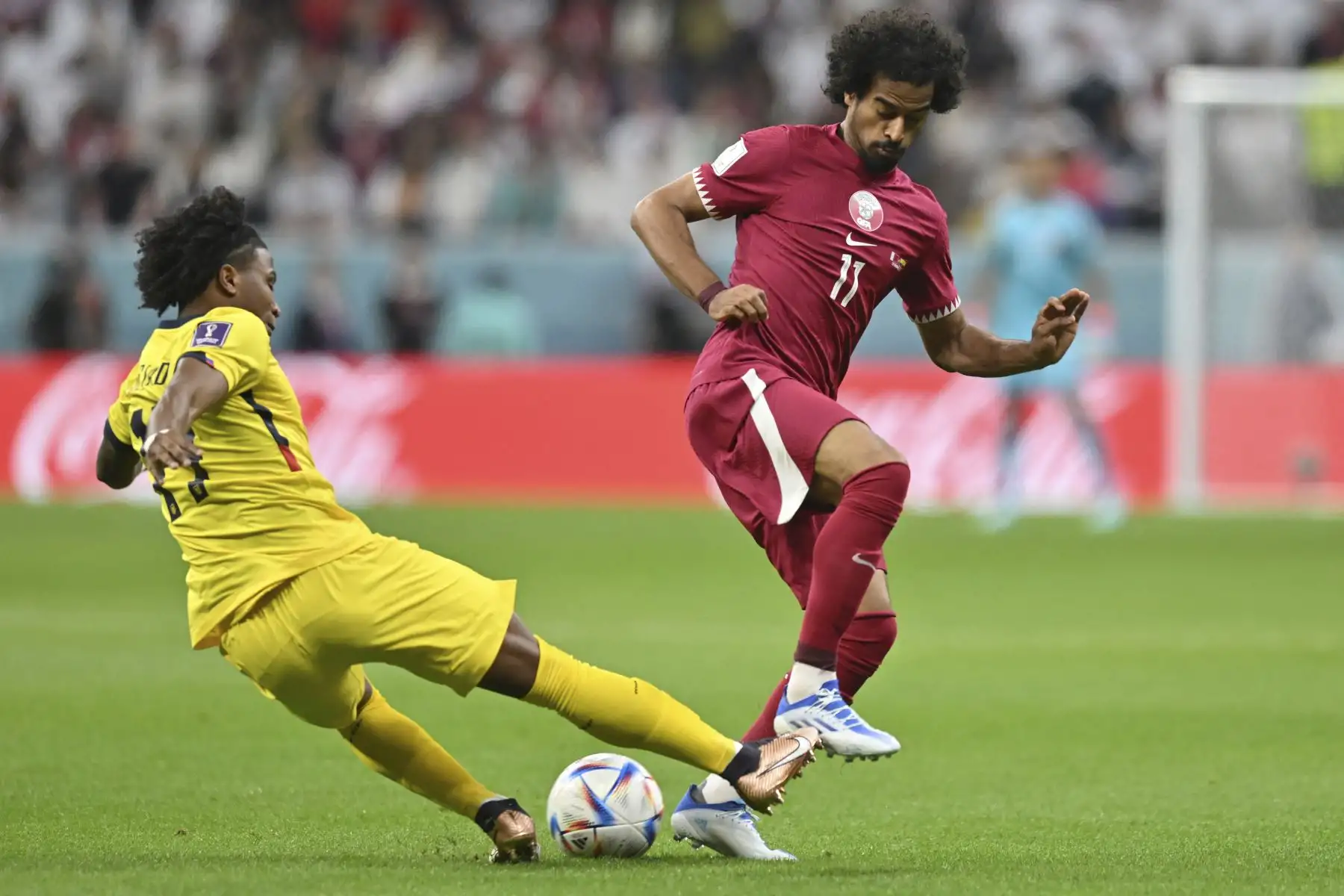El defensor de Ecuador #17 Angelo Preciado (L) aborda al delantero de Qatar #11 Akram Afif durante el partido de fútbol del Grupo A de la Copa Mundial de Catar 2022 entre Qatar y Ecuador en el Estadio Al-Bayt en Al Khor, al norte de Doha

Foto:AFP