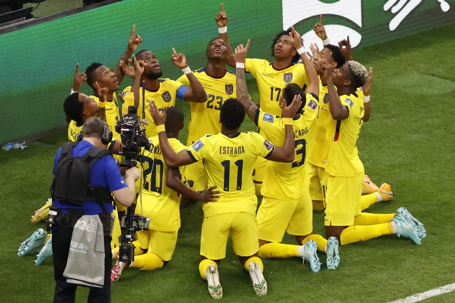 Jugadores de Ecuador celebran hoy un gol de Énner Valencia, en un partido de la fase de grupos del Mundial de Fútbol 2022 entre Catar y Ecuador en el estadio Al Bait en Al Khor ( catar)

Foto: EFE