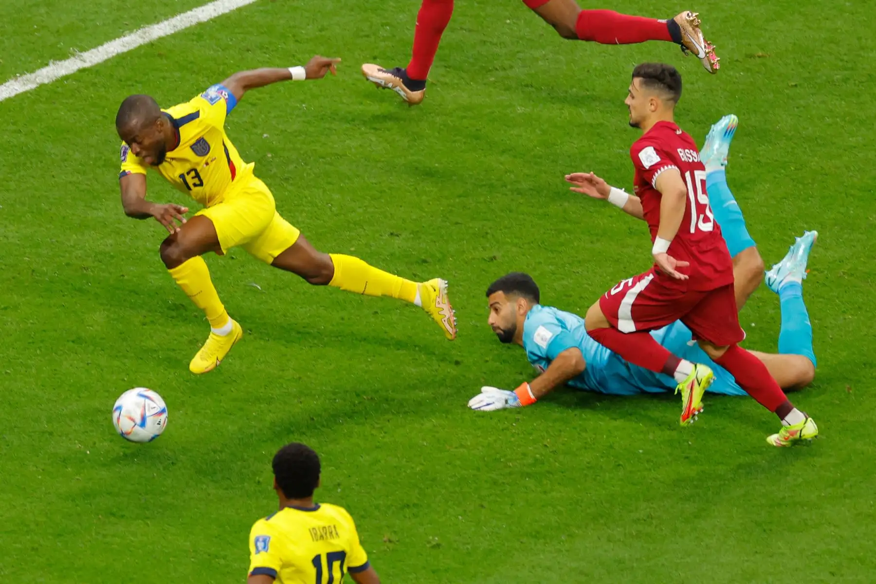El portero de Qatar Saad Al Sheeb (C) ensucia al delantero de Ecuador Enner Valencia (L) durante el partido de fútbol del Grupo A de la Copa Mundial de Catar 2022 entre Qatar y Ecuador en el Estadio Al-Bayt en Al Khor, al norte de Doha

Foto: AFP