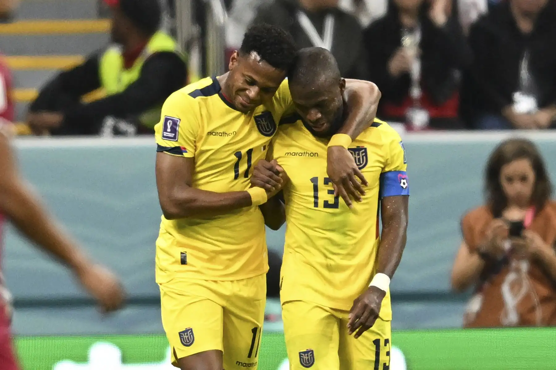 El delantero ecuatoriano #13 Enner Valencia celebra con el delantero ecuatoriano #11 Michael Estrada después de anotar un penalti durante el partido de fútbol del Grupo A de la Copa Mundial Qatar 2022 entre Catar y Ecuador en el Estadio Al-Bayt en Al Khor, al norte de Doha

Foto: AFP