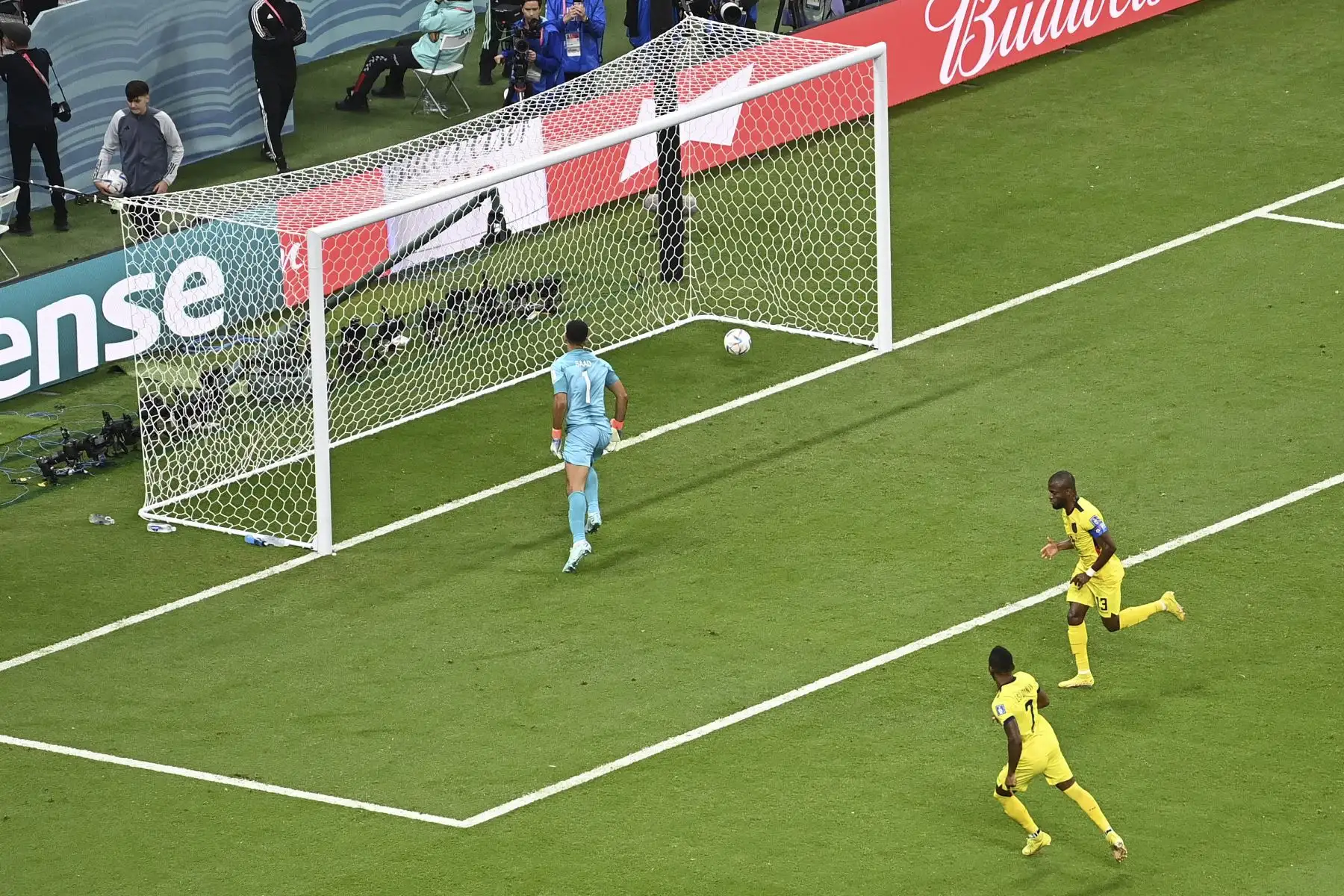 El delantero ecuatoriano #13 Enner Valencia dispara para marcar un penalti durante el partido de fútbol del Grupo A de la Copa Mundial Qatar 2022 entre Catar y Ecuador en el Estadio Al-Bayt en Al Khor, al norte de Doha
Foto: AFP