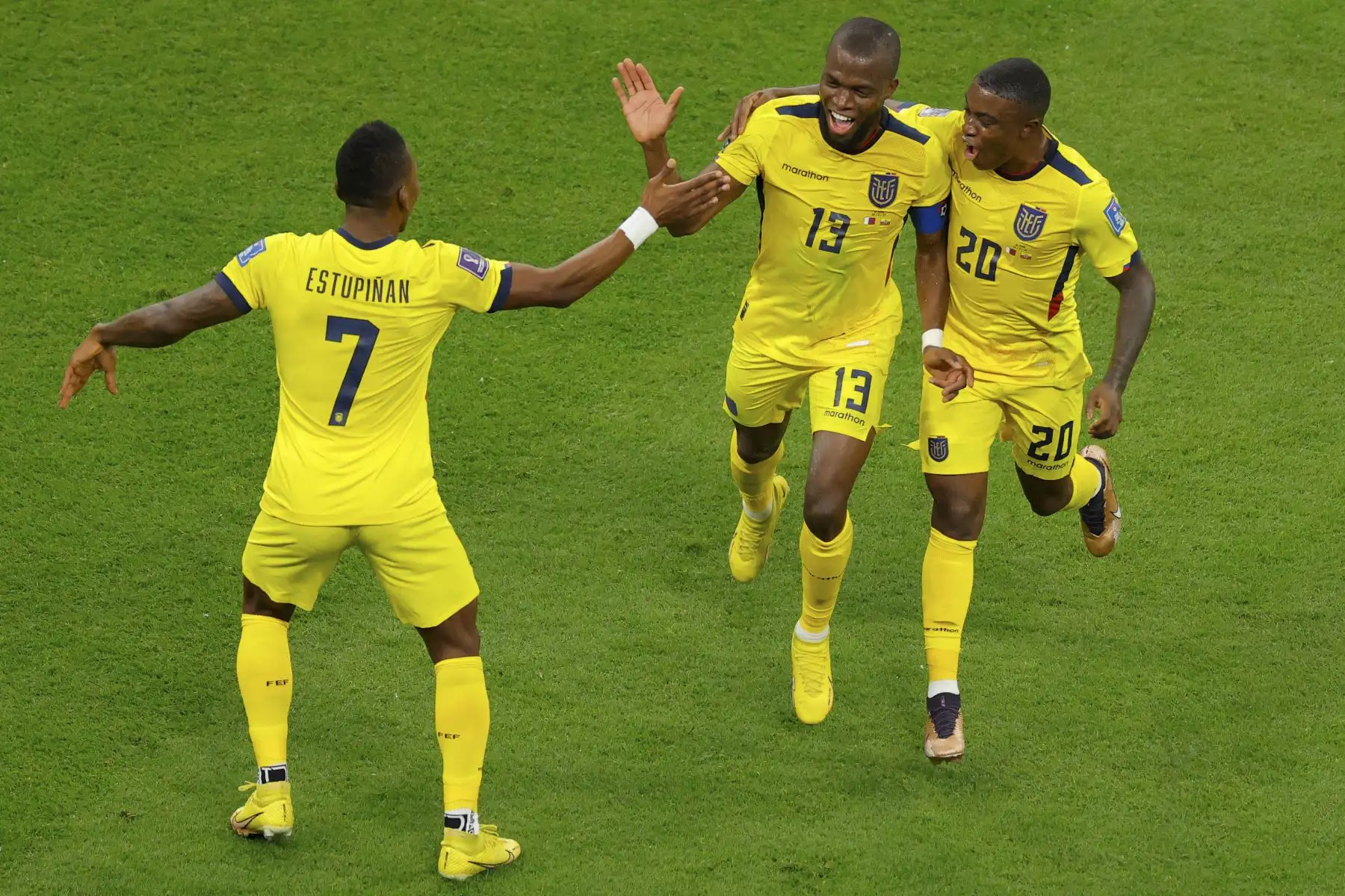 El delantero ecuatoriano Enner Valencia (centro) celebra marcar el segundo gol de su equipo con sus compañeros el defensa ecuatoriano Pervis Estupinan (izquierda) y el mediocampista ecuatoriano Sebastián Méndez durante el partido de fútbol del Grupo A de la Copa Mundial Catar 2022 entre Catar y Ecuador en el estadio Al-Bayt en Al Khor

Foto: AFP