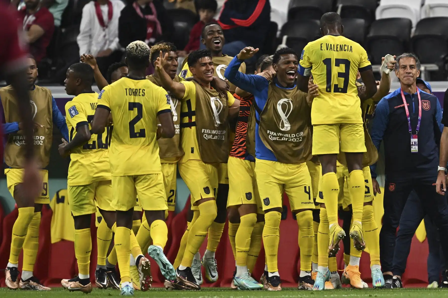 El delantero ecuatoriano #13 Enner Valencia (al frente) celebra con sus compañeros después de marcar el segundo gol de su equipo durante el partido de fútbol del Grupo A de la Copa Mundial Catar 2022 entre Qatar y Ecuador en el Estadio Al-Bayt en Al Khor, al norte de Doha

Foto:AFP