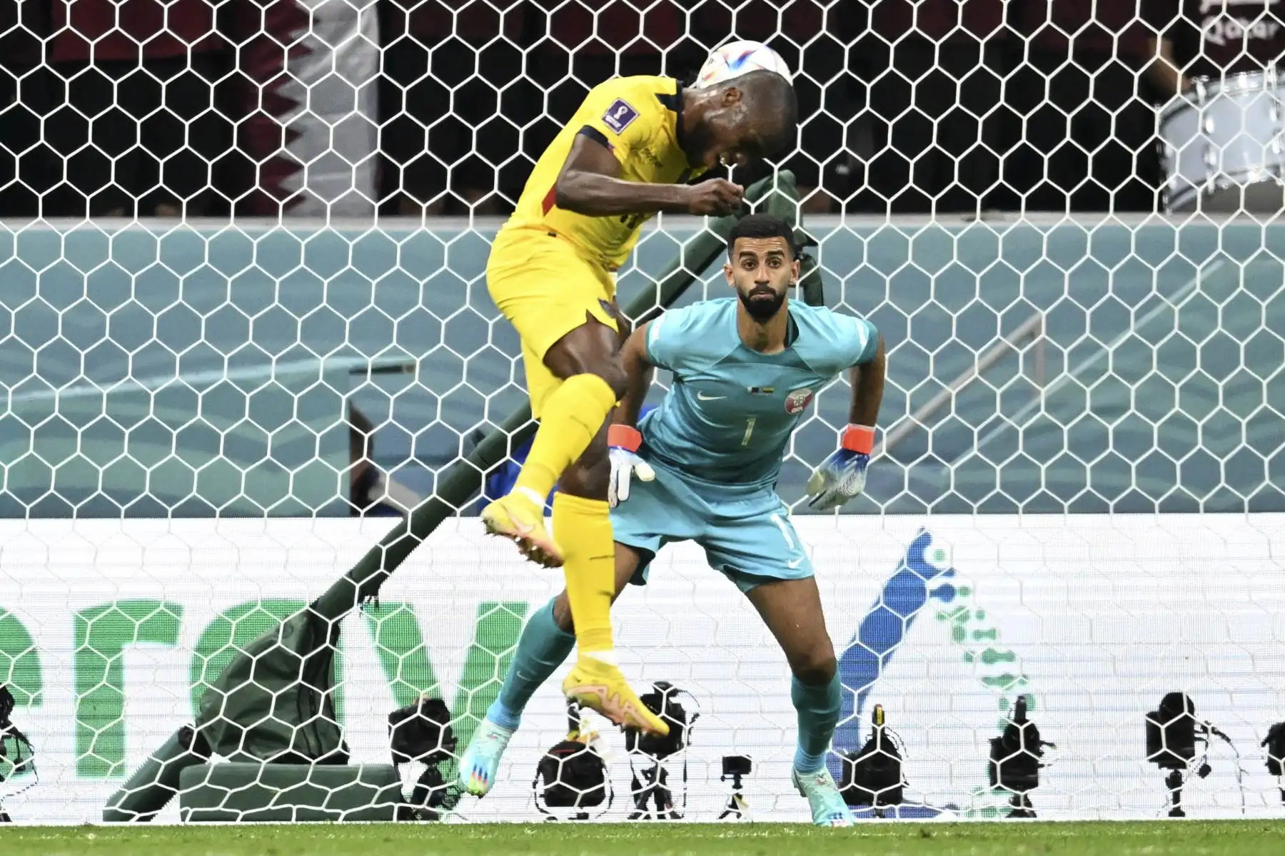 El delantero ecuatoriano #13 Enner Valencia anota el segundo gol de su equipo durante el partido de fútbol del Grupo A de la Copa Mundial Catar 2022 entre Qatar y Ecuador en el Estadio Al-Bayt en Al Khor, al norte de Doha

Foto:AFP