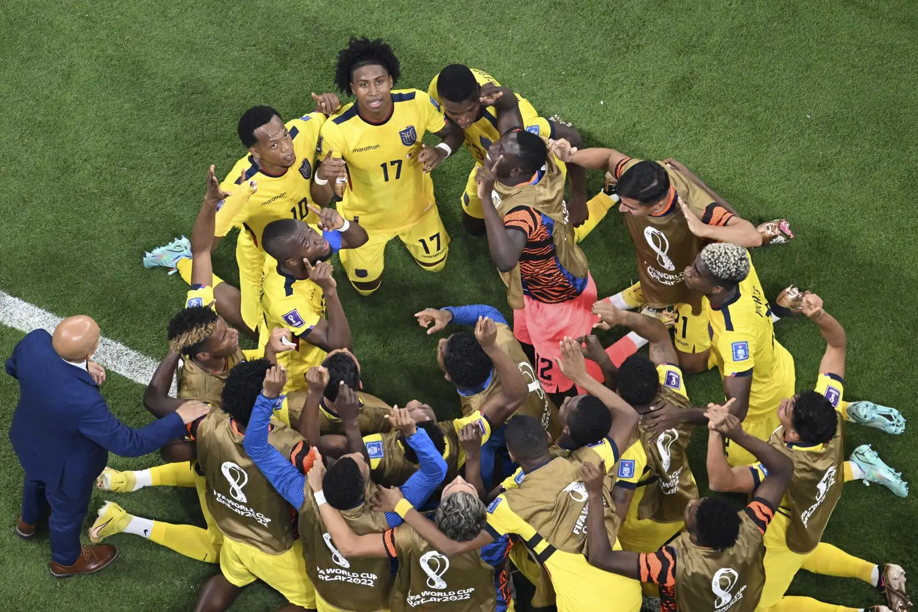 Los jugadores de Ecuador celebran el segundo gol de su equipo durante el partido de fútbol del Grupo A de la Copa Mundial Catar 2022 entre Qatar y Ecuador en el Estadio Al-Bayt en Al Khor, al norte de Doha

Foto:AFP