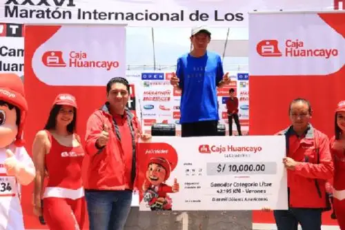 El alcalde provincial de Huancayo, Carlos Quispe Ledesma, junto a las autoridades de los distritos y provincias, encendió la antorcha y dio inicio a la fiesta deportiva.