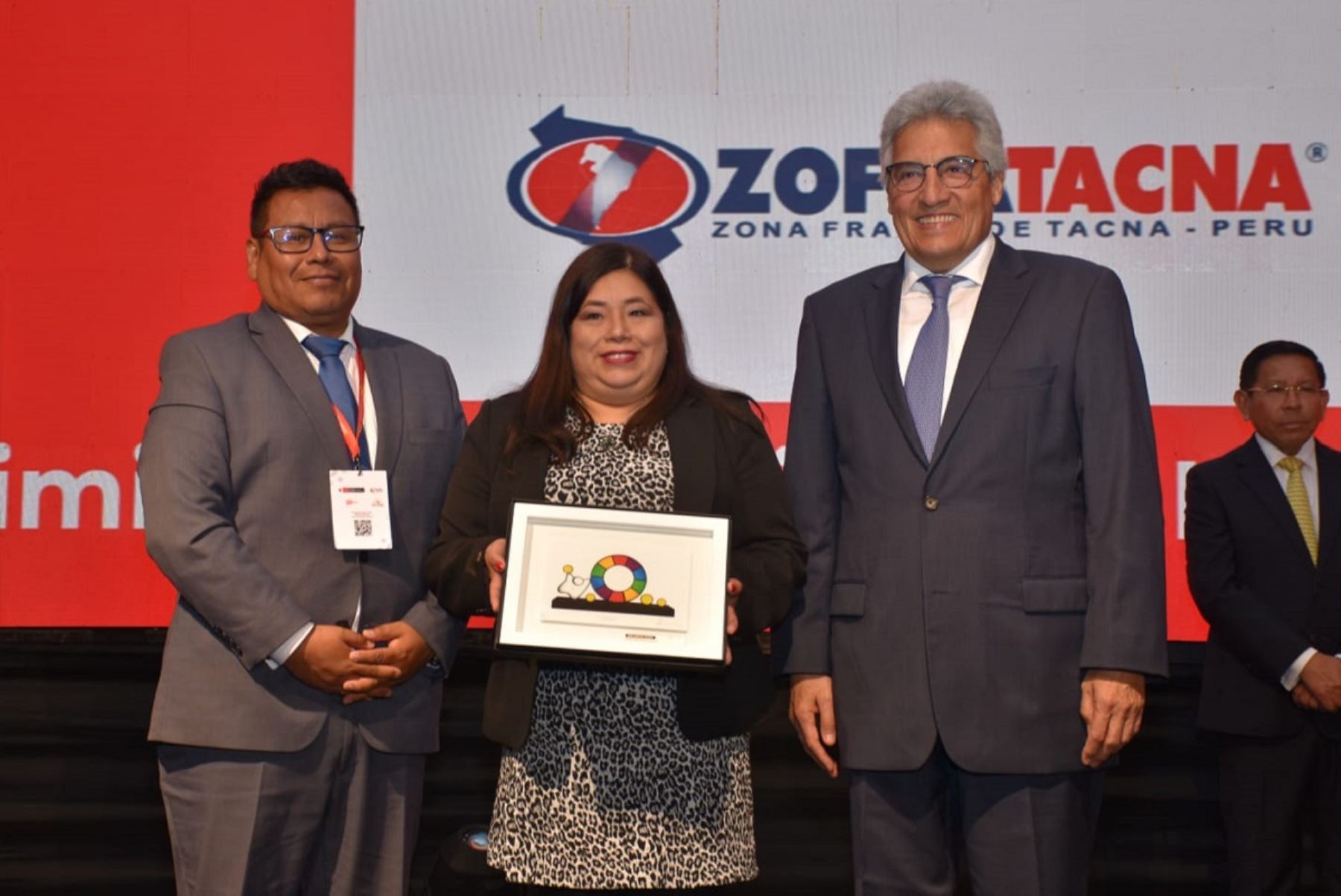 Directora de Zofratacna, Claudia Parra, recibe el reconocimiento Perú Exporta Servicios de Promperú. Foto: Cortesía.