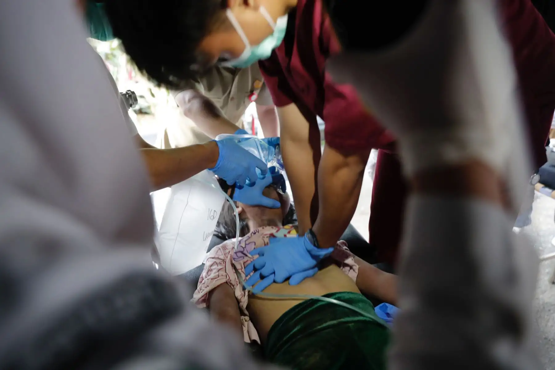 Muchas de las personas heridas tenían fracturas tras haber sido encontradas atrapadas en los escombros de los edificios, precisó Suherman, quien informó de que allegados de las víctimas se desplazaron hasta el hospital Sayang.Foto: EFE
