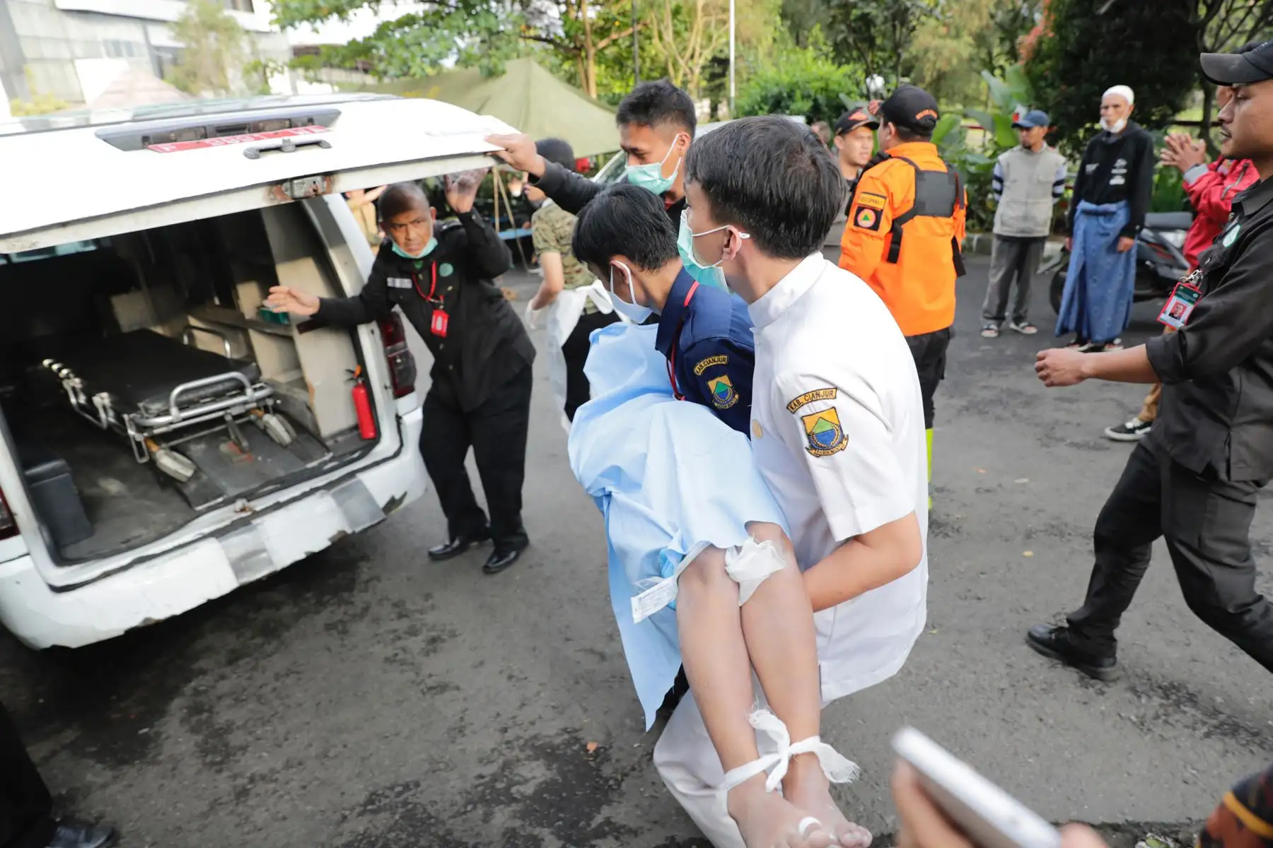 El balance del sismo que sacudió el lunes Indonesia subió a al menos 56 muertos, anunció el gobernador de la región afectada.Foto: EFE