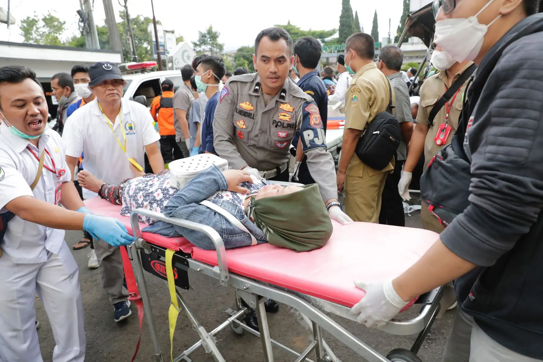 Médicos y rescatistas realizan RCP a una joven víctima del terremoto en un hospital de Cianjur, Java Occidental.Foto: EFE