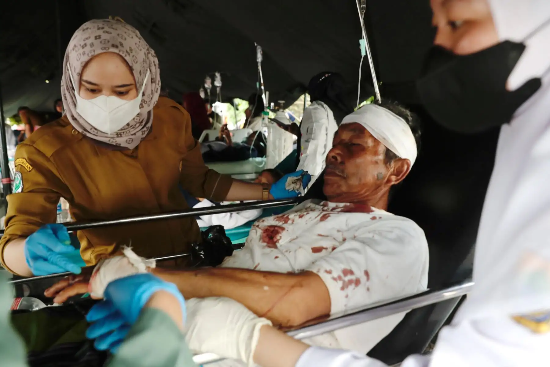 Médicos y rescatistas realizan RCP a un hombre víctima del terremoto en un hospital de Cianjur, Java Occidental.Foto: EFE
