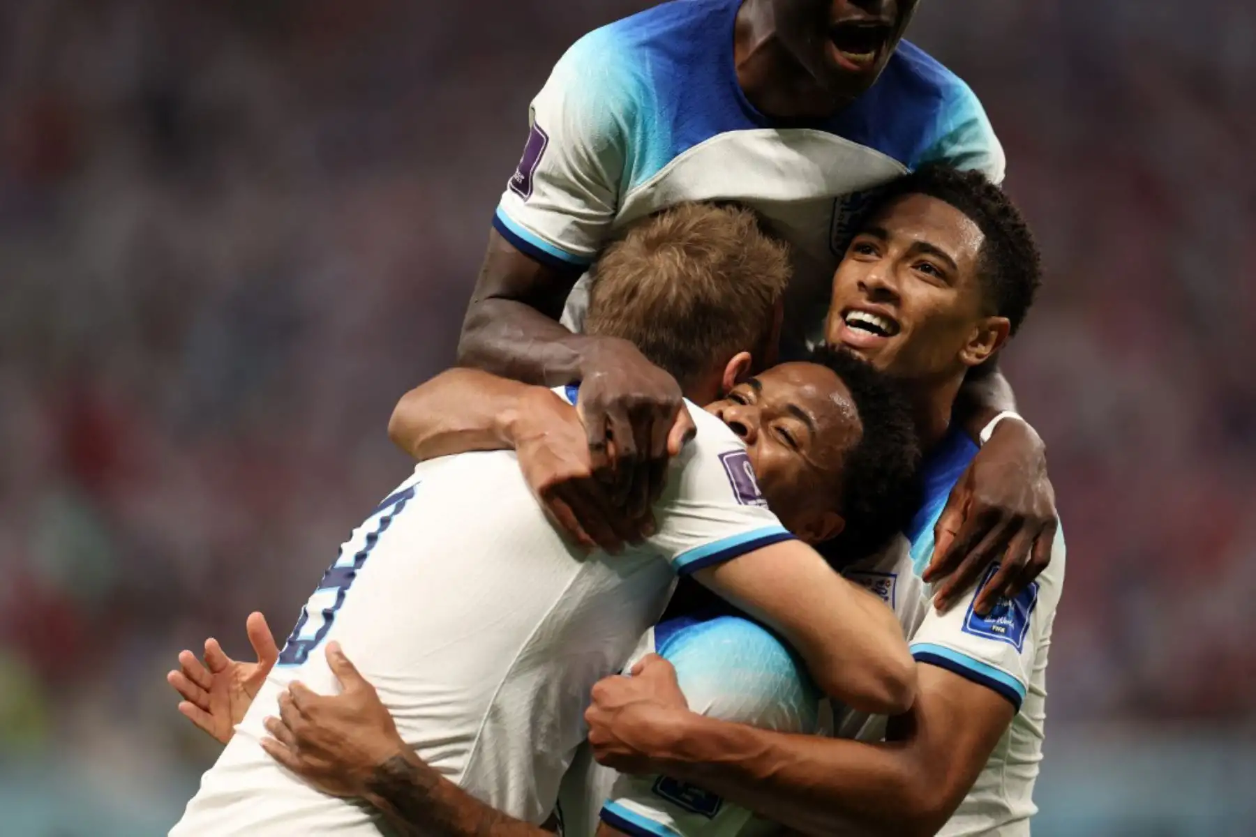 El delantero de Inglaterra Raheem Sterling, celebra con sus compañeros de equipo después de anotar durante el partido de fútbol del Grupo B de la Copa Mundial de Catar 2022 entre Inglaterra e Irán en el Estadio Internacional Khalifa en Doha. Foto: AFP