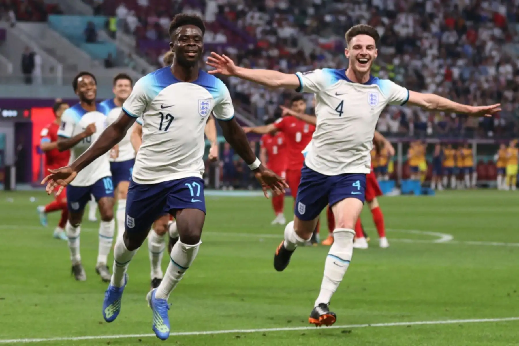 El jugador de Inglaterra Bukayo Saka, celebra con sus compañeros de equipo después de anotar durante el partido de fútbol del Grupo B de la Copa Mundial de Catar 2022 entre Inglaterra e Irán en el Estadio Internacional Khalifa en Doha. Foto: AFP