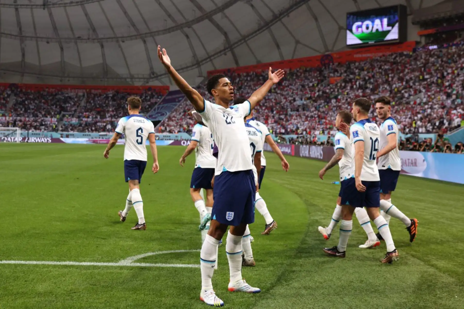 El jugador de Inglaterra Jude Bellingham, celebra con sus compañeros de equipo después de anotar durante el partido de fútbol del Grupo B de la Copa Mundial de Catar 2022 entre Inglaterra e Irán en el Estadio Internacional Khalifa en Doha. Foto: AFP