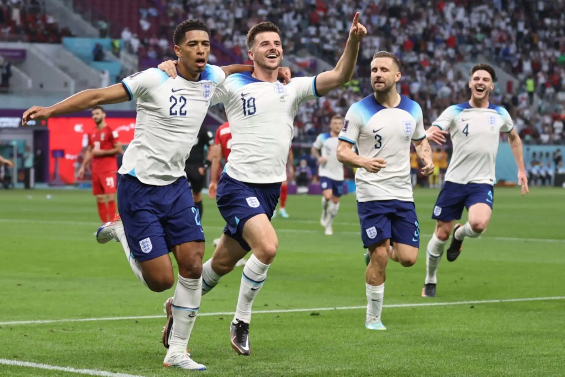 El jugador de Inglaterra Jude Bellingham, celebra con sus compañeros de equipo después de anotar durante el partido de fútbol del Grupo B de la Copa Mundial de Catar 2022 entre Inglaterra e Irán en el Estadio Internacional Khalifa en Doha. Foto: AFP