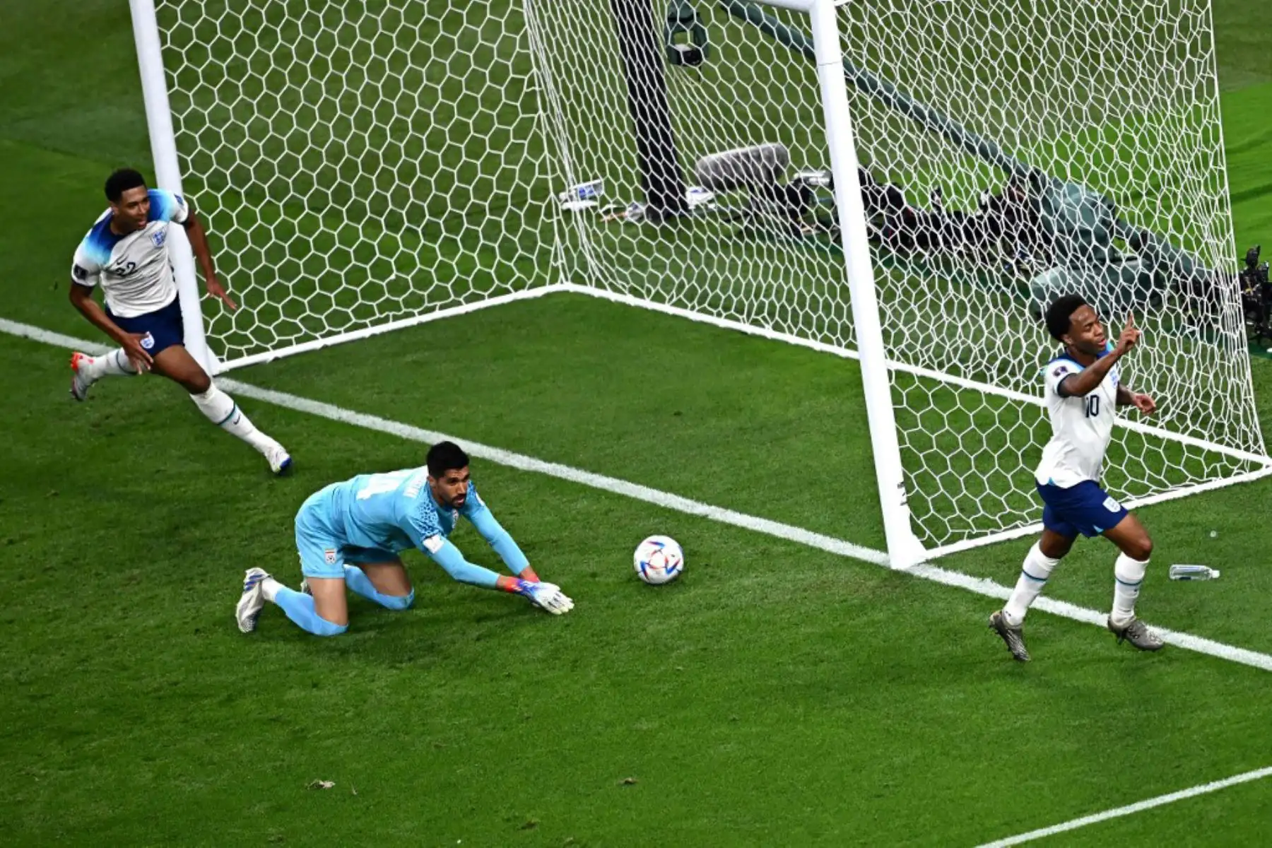 El jugador de Inglaterra Bukayo Saka, celebra con sus compañeros de equipo después de anotar durante el partido de fútbol del Grupo B de la Copa Mundial de Catar 2022 entre Inglaterra e Irán en el Estadio Internacional Khalifa en Doha. Foto: AFP