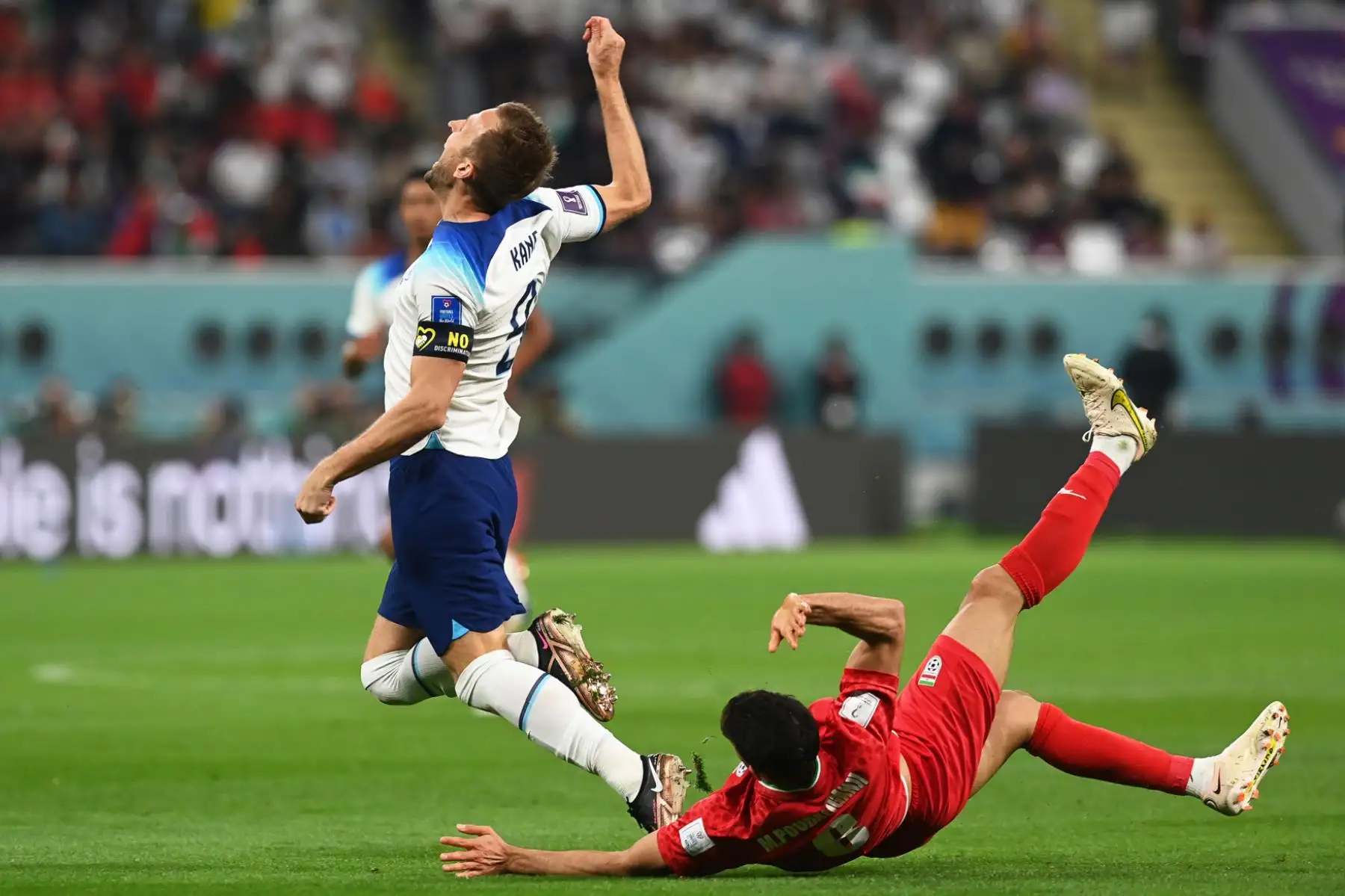 Harry Kane de Inglaterra es ensuciado por Morteza Pouraliganji de Irán durante el partido de fútbol del grupo B de la Copa Mundial de la FIFA 2022 entre Inglaterra e Irán en el Estadio Internacional Khalifa en Doha, Catar. Foto: EFE