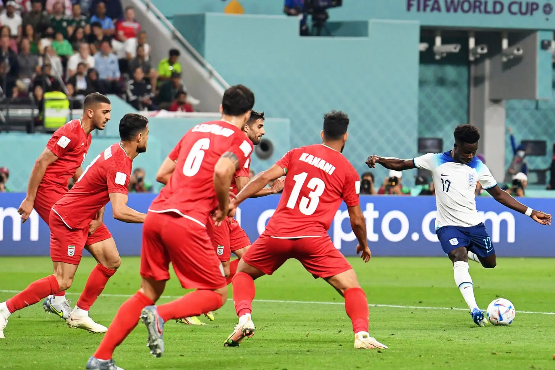Bukayo Saka de Inglaterra anota la ventaja de 4-0 durante el partido de fútbol del grupo B de la Copa Mundial de la FIFA 2022 entre Inglaterra e Irán en el Estadio Internacional Khalifa en Doha, Catar. Foto: EFE