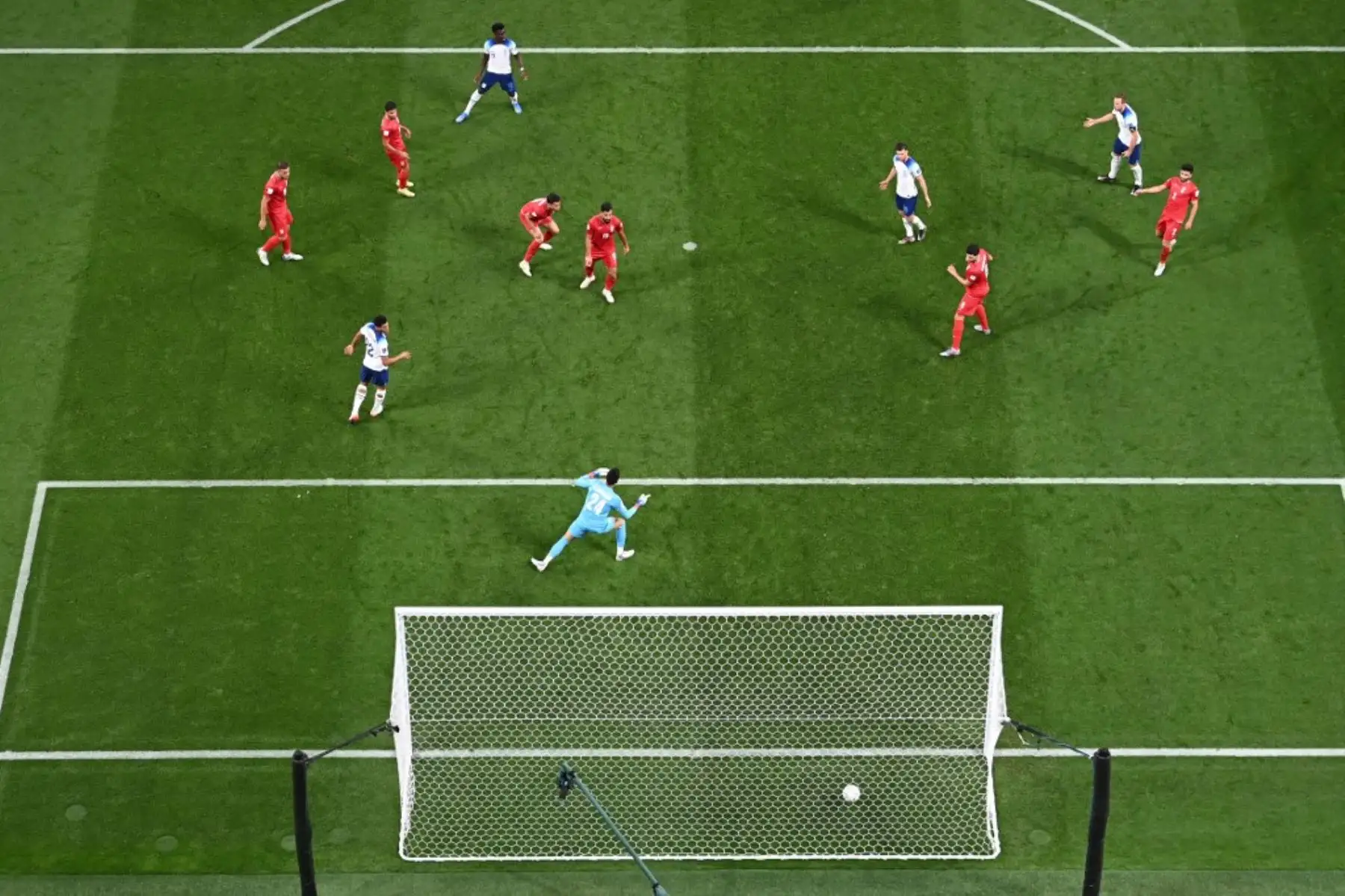El delantero de Inglaterra Bukayo Sakaanota el cuarto gol de su equipo durante el partido de fútbol del Grupo B de la Copa Mundial de Catar 2022 entre Inglaterra e Irán en el Estadio Internacional Khalifa en Doha. Foto: AFP