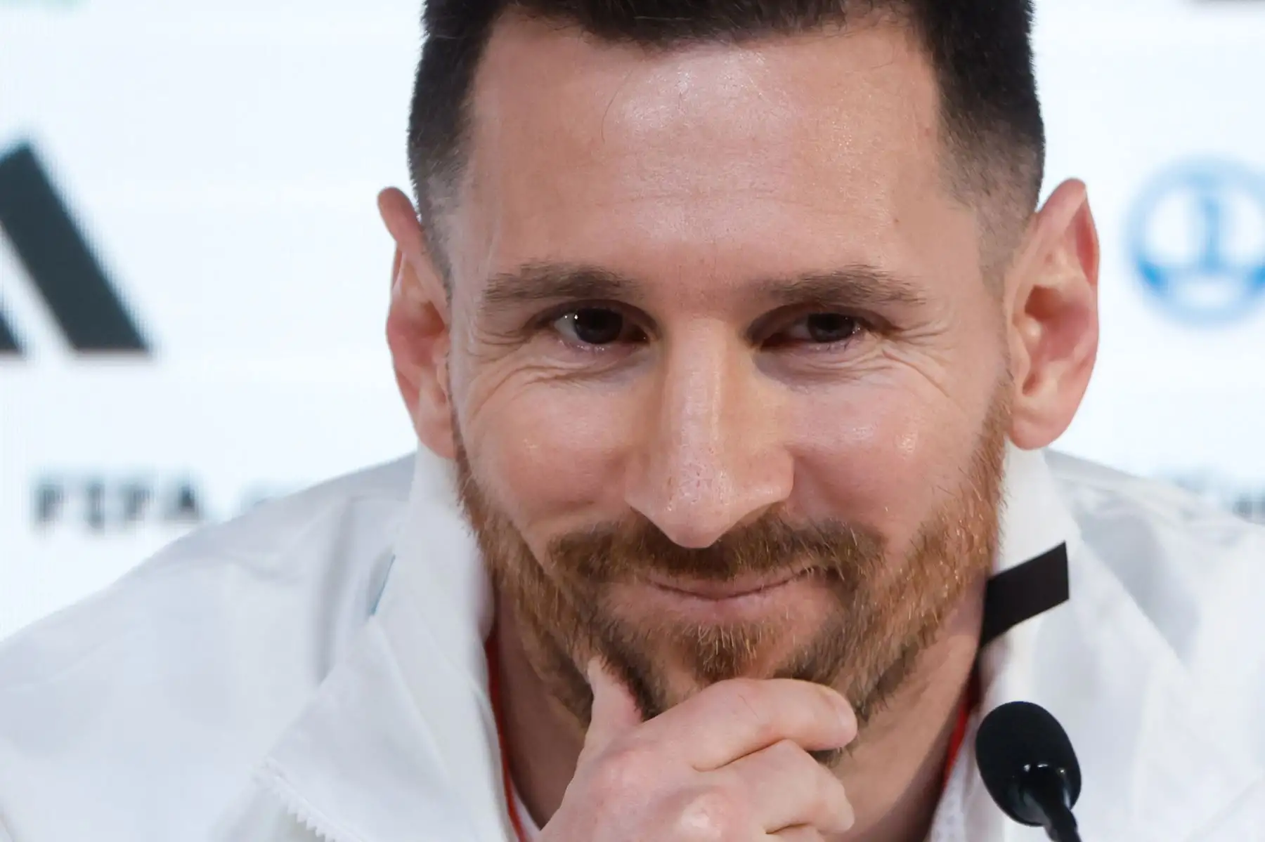El delantero de la selección argentina Leo Messi ofrece una rueda de prensa en la Universidad de Catar, en Doha, este lunes, en la víspera del encuentro del grupo C del Mundial de Catar 2022 ante la selección de Arabia Saudí. Foto: EFE
