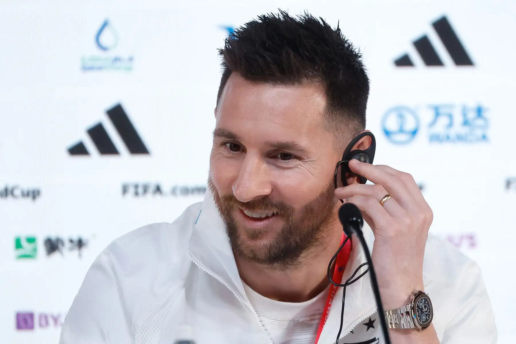El delantero de la selección argentina Leo Messi ofrece una rueda de prensa en la Universidad de Catar, en Doha, este lunes, en la víspera del encuentro del grupo C del Mundial de Catar 2022 ante la selección de Arabia Saudí. Foto: EFE