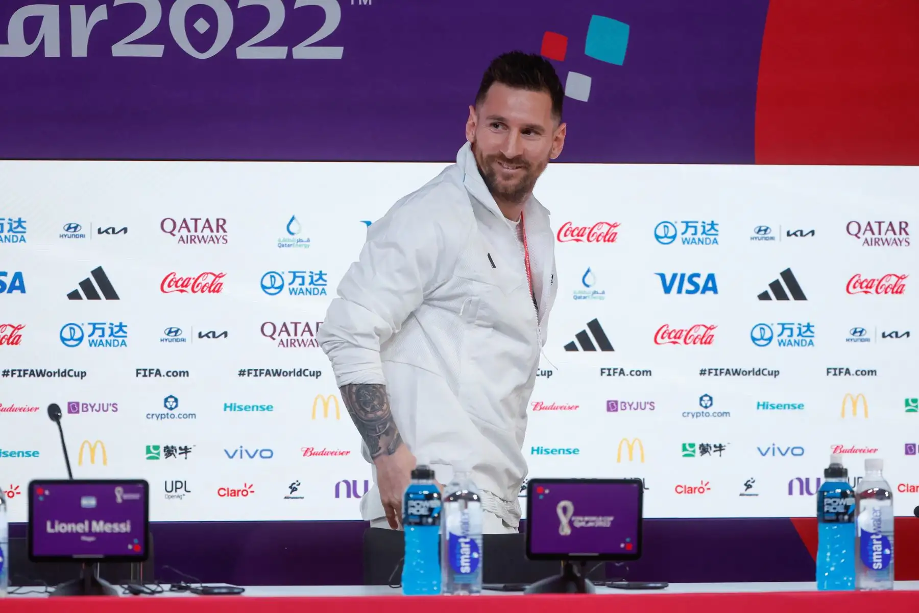 El delantero de la selección argentina Leo Messi ofrece una rueda de prensa en la Universidad de Catar, en Doha, este lunes, en la víspera del encuentro del grupo C del Mundial de Catar 2022 ante la selección de Arabia Saudí. Foto: EFE