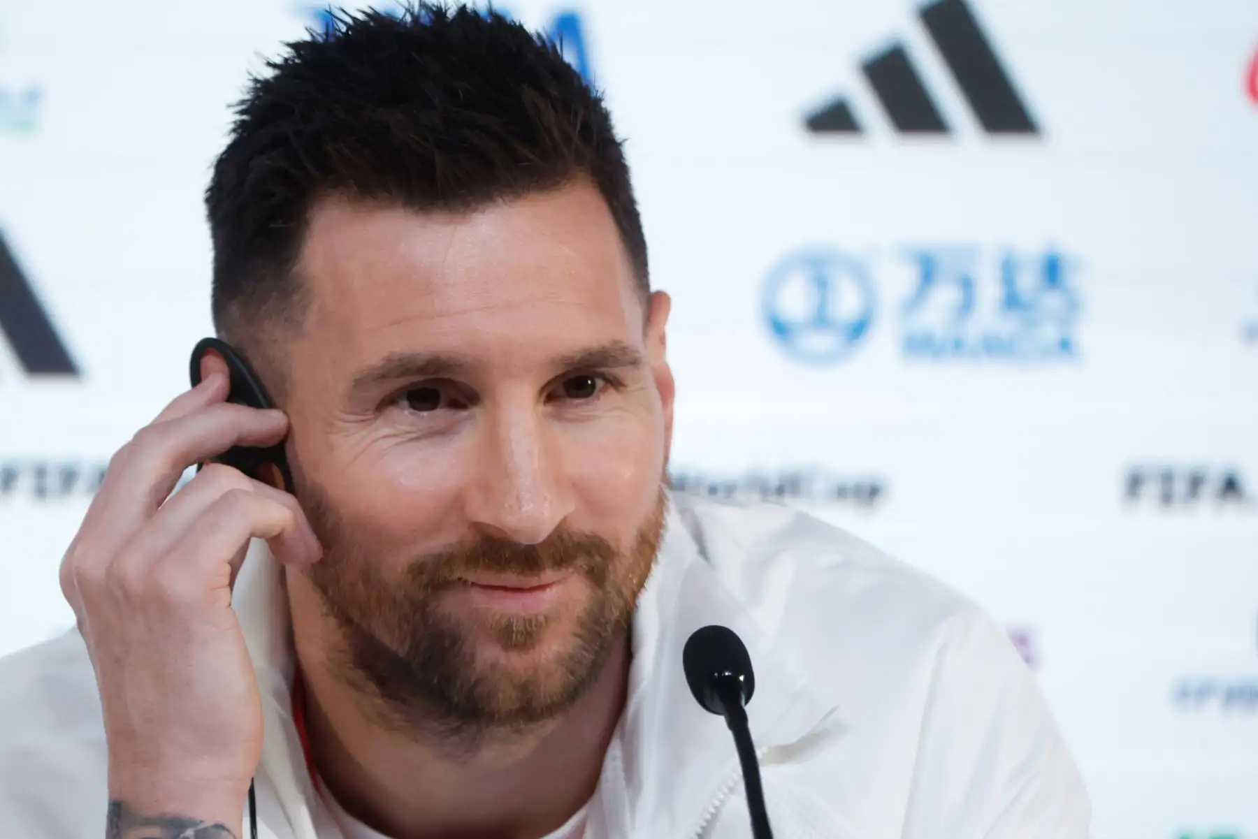 El delantero de la selección argentina Leo Messi ofrece una rueda de prensa en la Universidad de Catar, en Doha, este lunes, en la víspera del encuentro del grupo C del Mundial de Catar 2022 ante la selección de Arabia Saudí. Foto: EFE