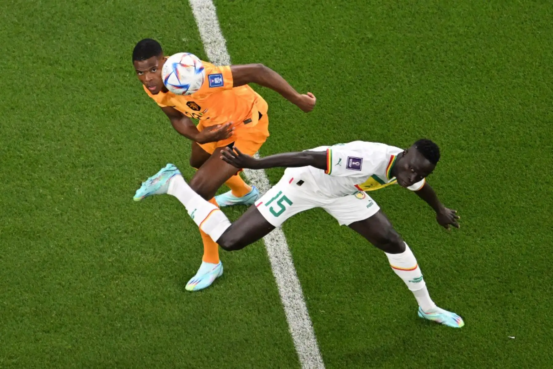 El defensor holandés Denzel Dumfries y el delantero de Senegal Krepin Diatta luchan por el balón durante el partido de fútbol del Grupo A de la Copa Mundial Catar. Foto: AFP