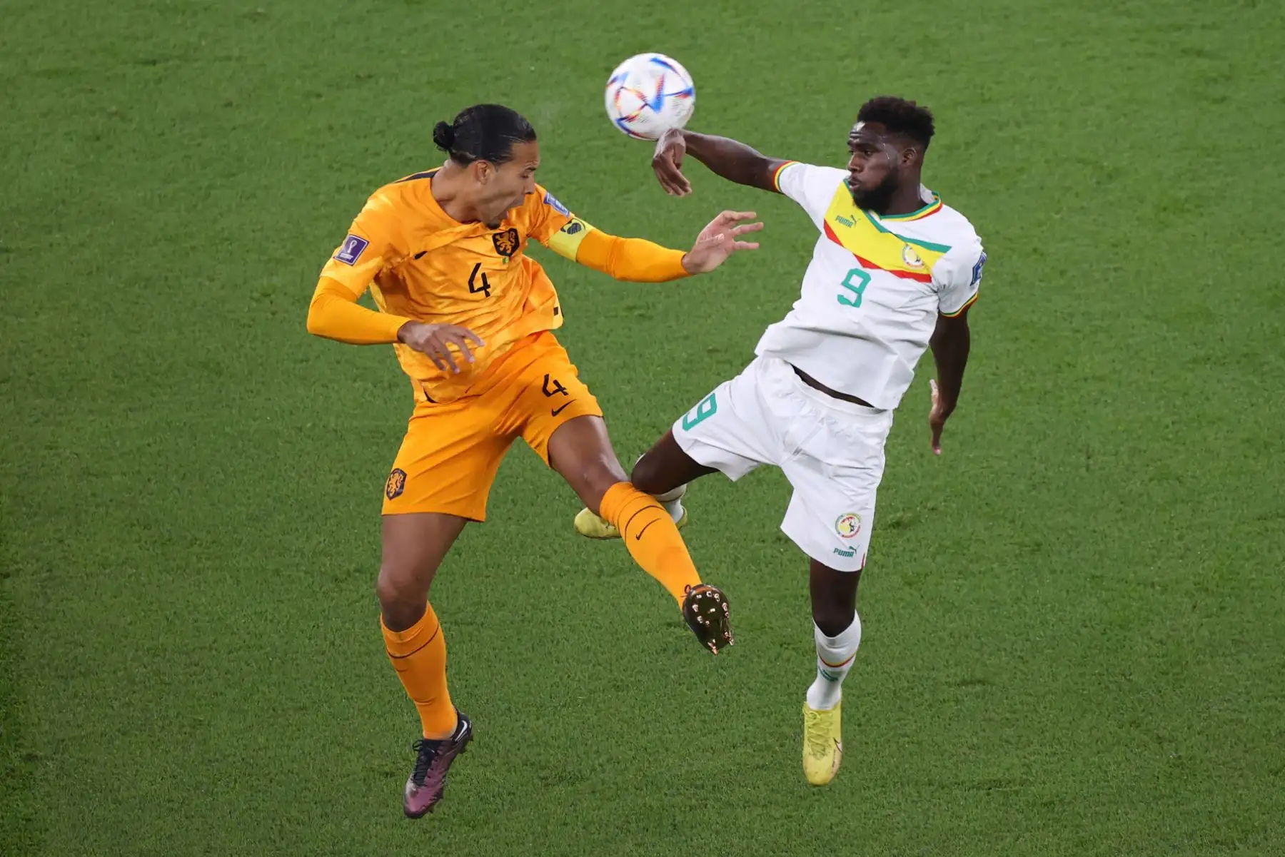 Iliman Ndiaye de Senegal en acción contra Virgil van Dijk de Holanda durante el partido de fútbol del grupo A de la Copa Mundial de la FIFA 2022. Foto: AFP