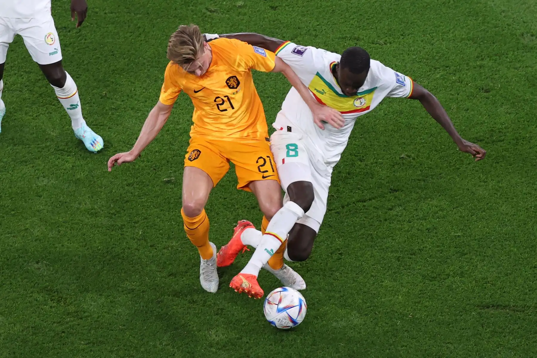 Cheikhou Kouyate de Senegal en acción contra Frenkie de Jong de Holanda durante el partido de fútbol del grupo A de la Copa Mundial de la FIFA 2022. Foto: AFP