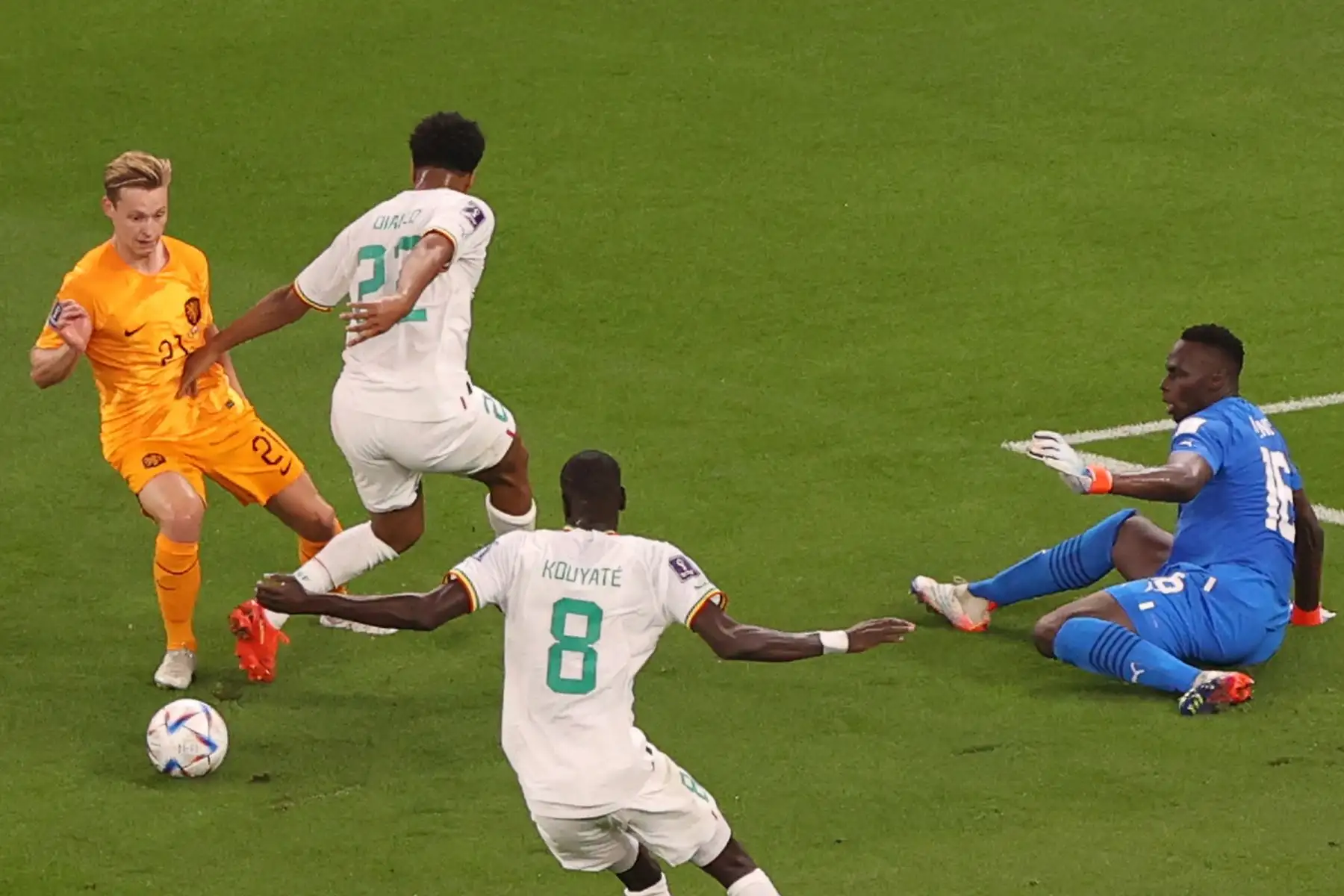 Frenkie de Jong de Holanda es bloqueado por la defensa senegalesa durante el partido de fútbol del grupo A de la Copa Mundial de la FIFA 2022. Foto: AFP